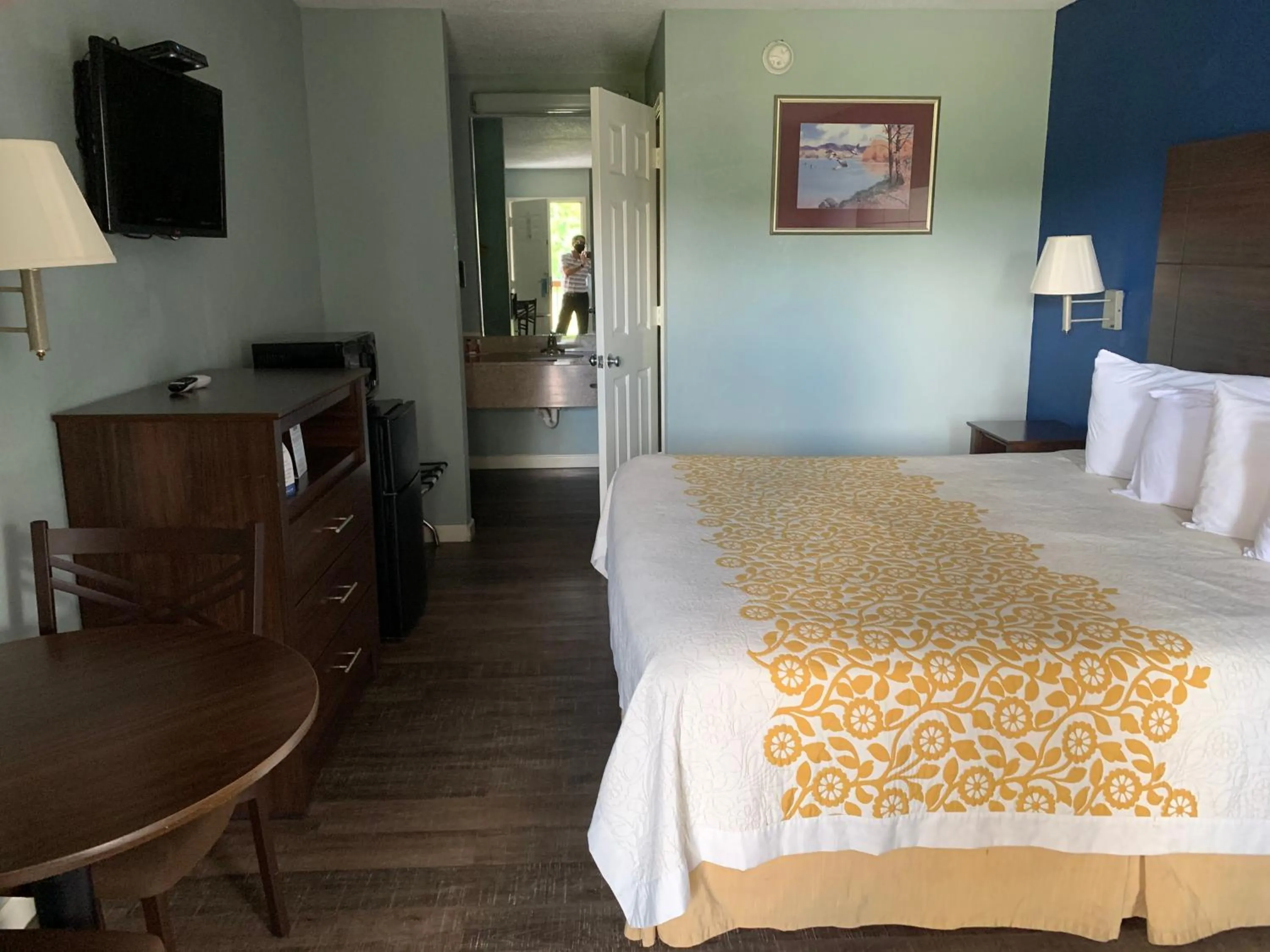 Bed in Days Inn by Wyndham Clinton