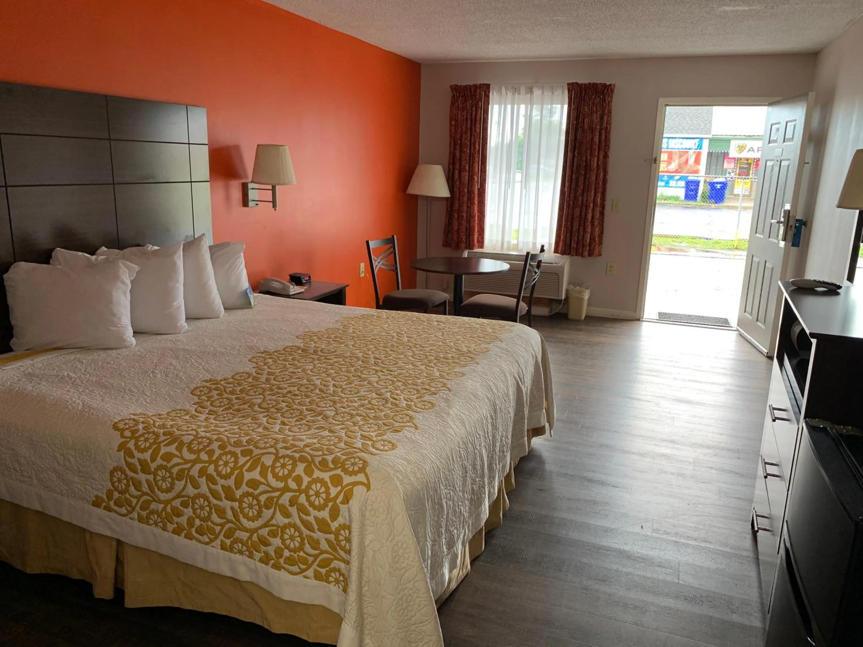 Bed in Days Inn by Wyndham Clinton