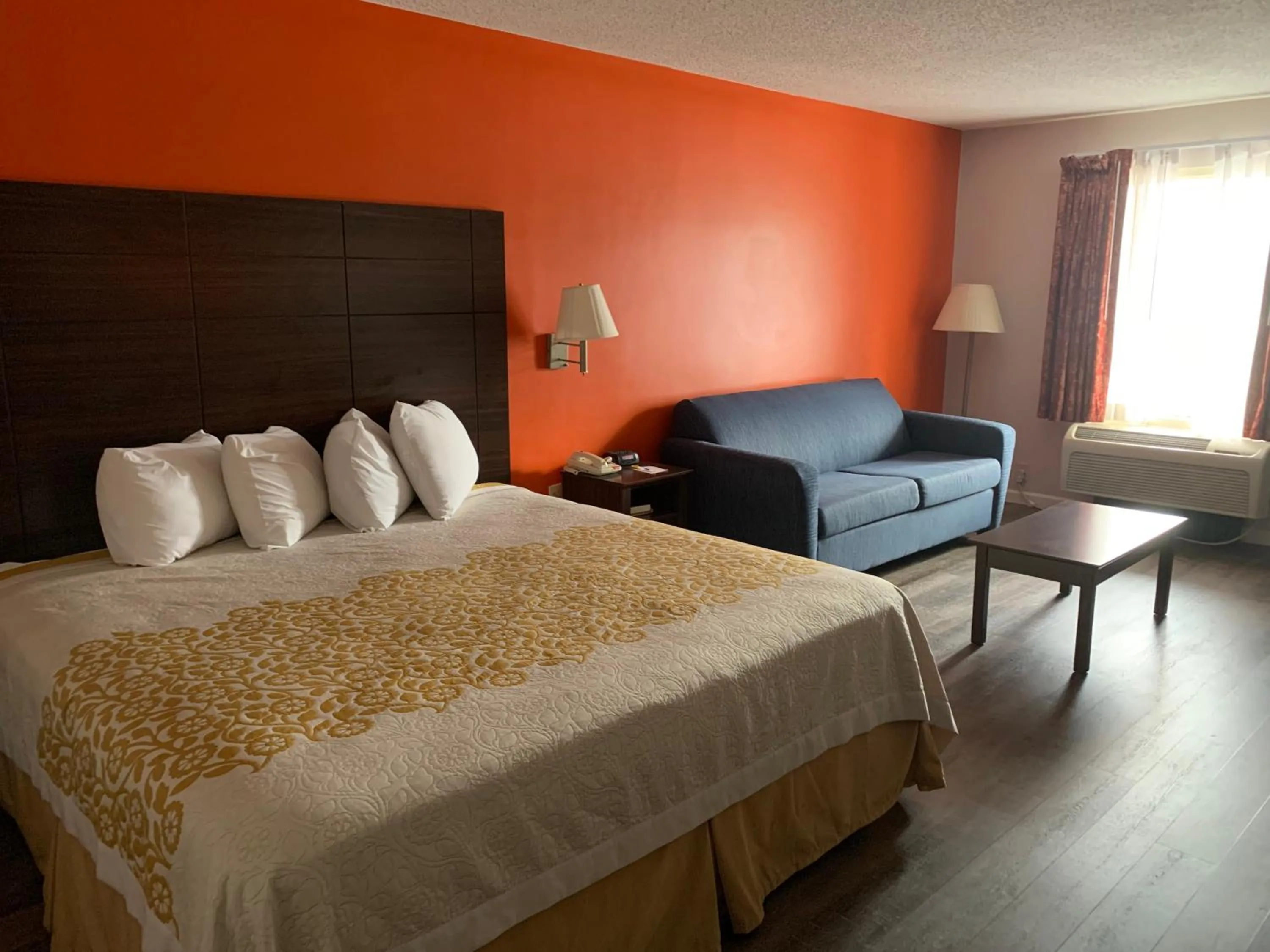 Bed in Days Inn by Wyndham Clinton