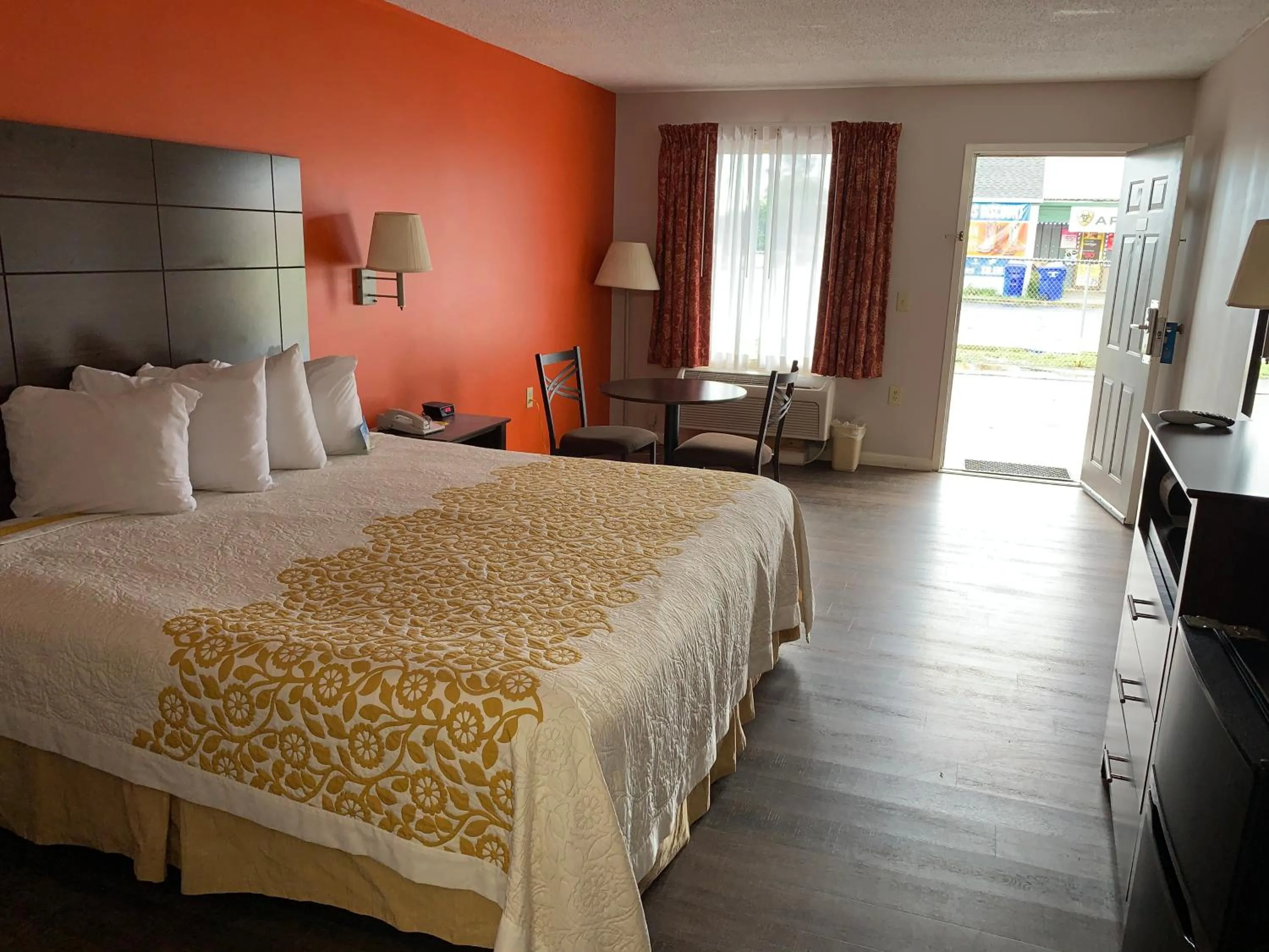 Bed in Days Inn by Wyndham Clinton