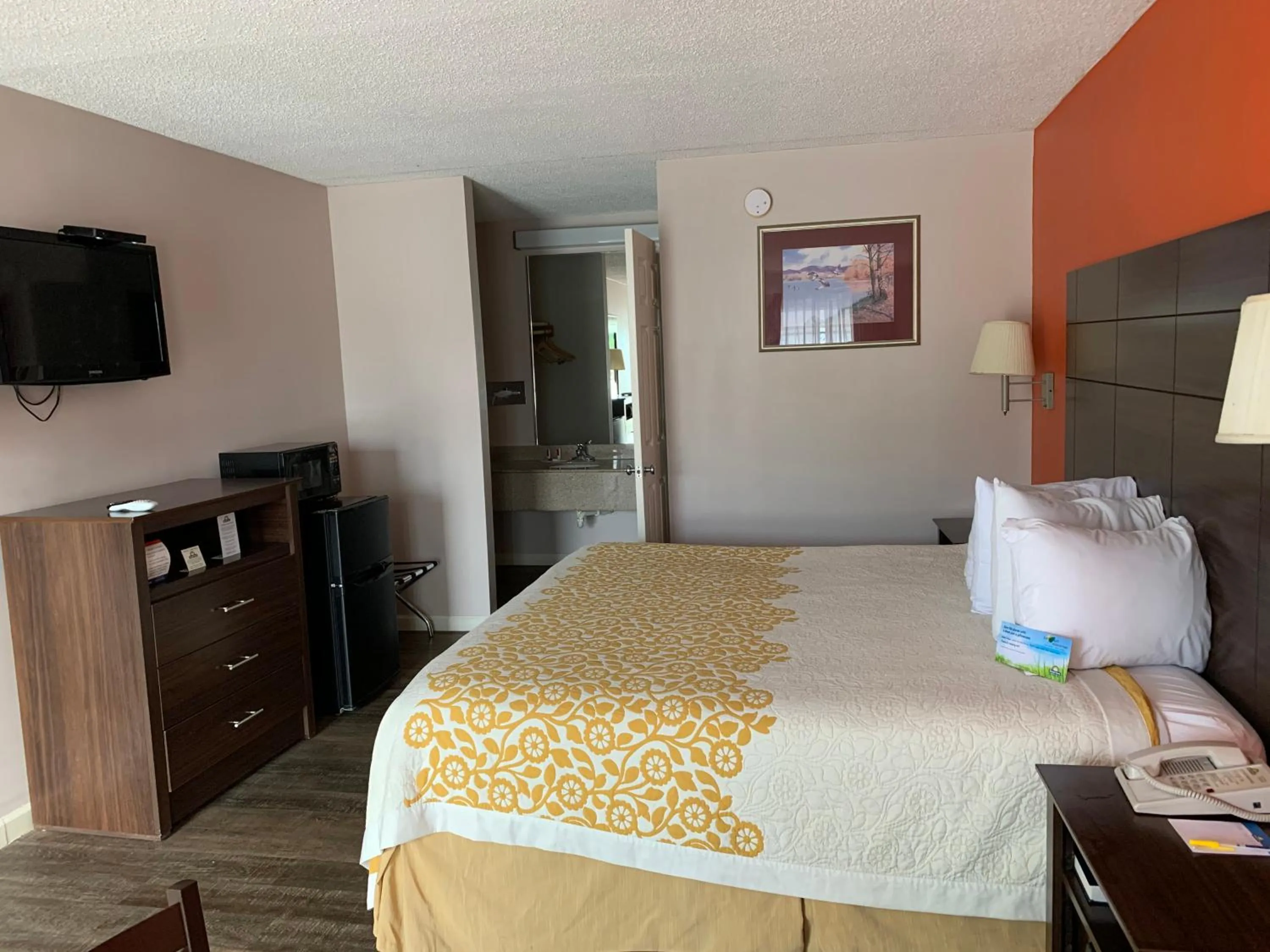 Bed in Days Inn by Wyndham Clinton