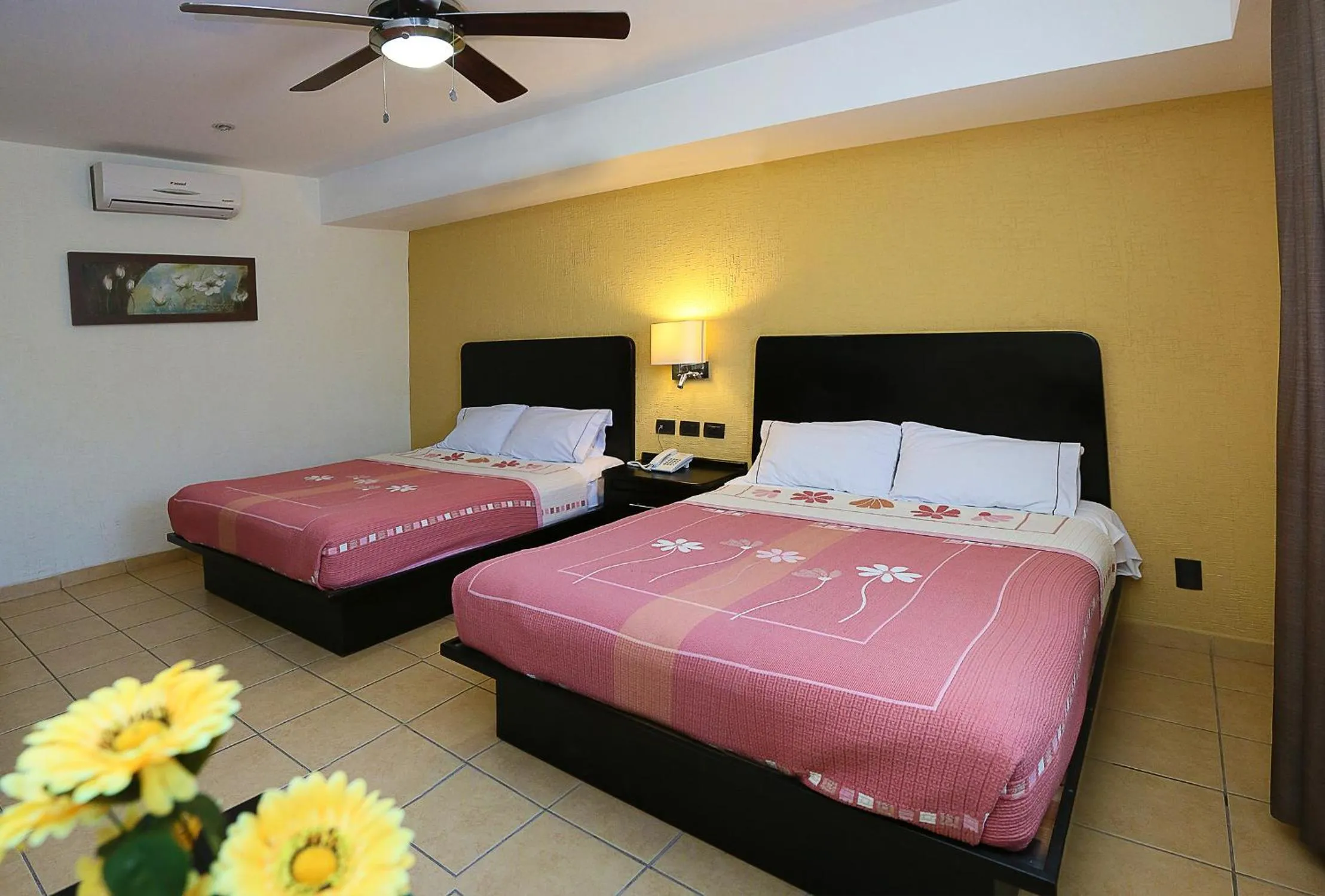 Photo of the whole room, Bed in Hotel Victoria Inn