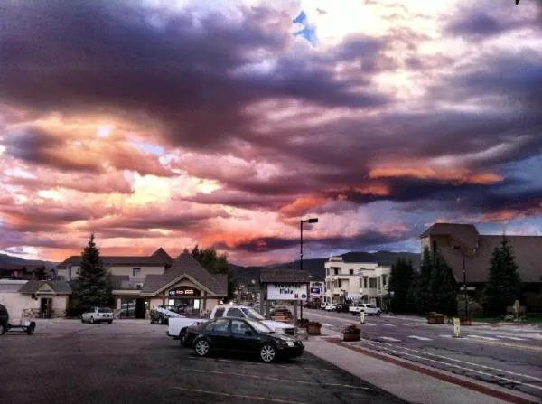Facade/entrance in Snowshoe Motel