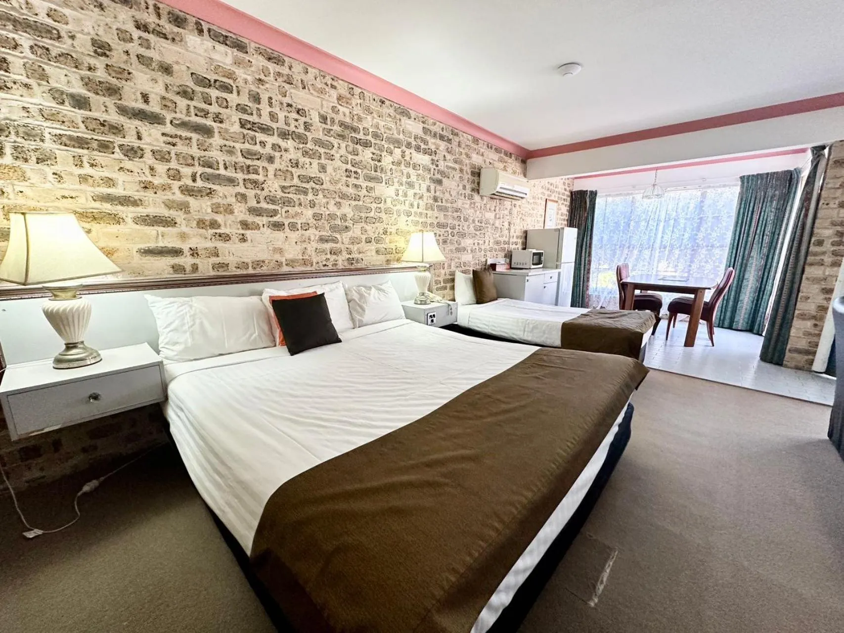 Photo of the whole room, Bed in Sir Francis Drake