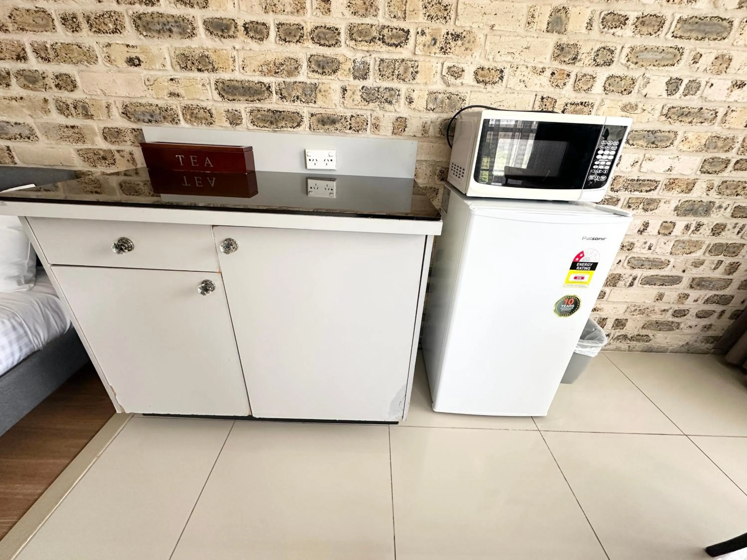 microwave in Sir Francis Drake