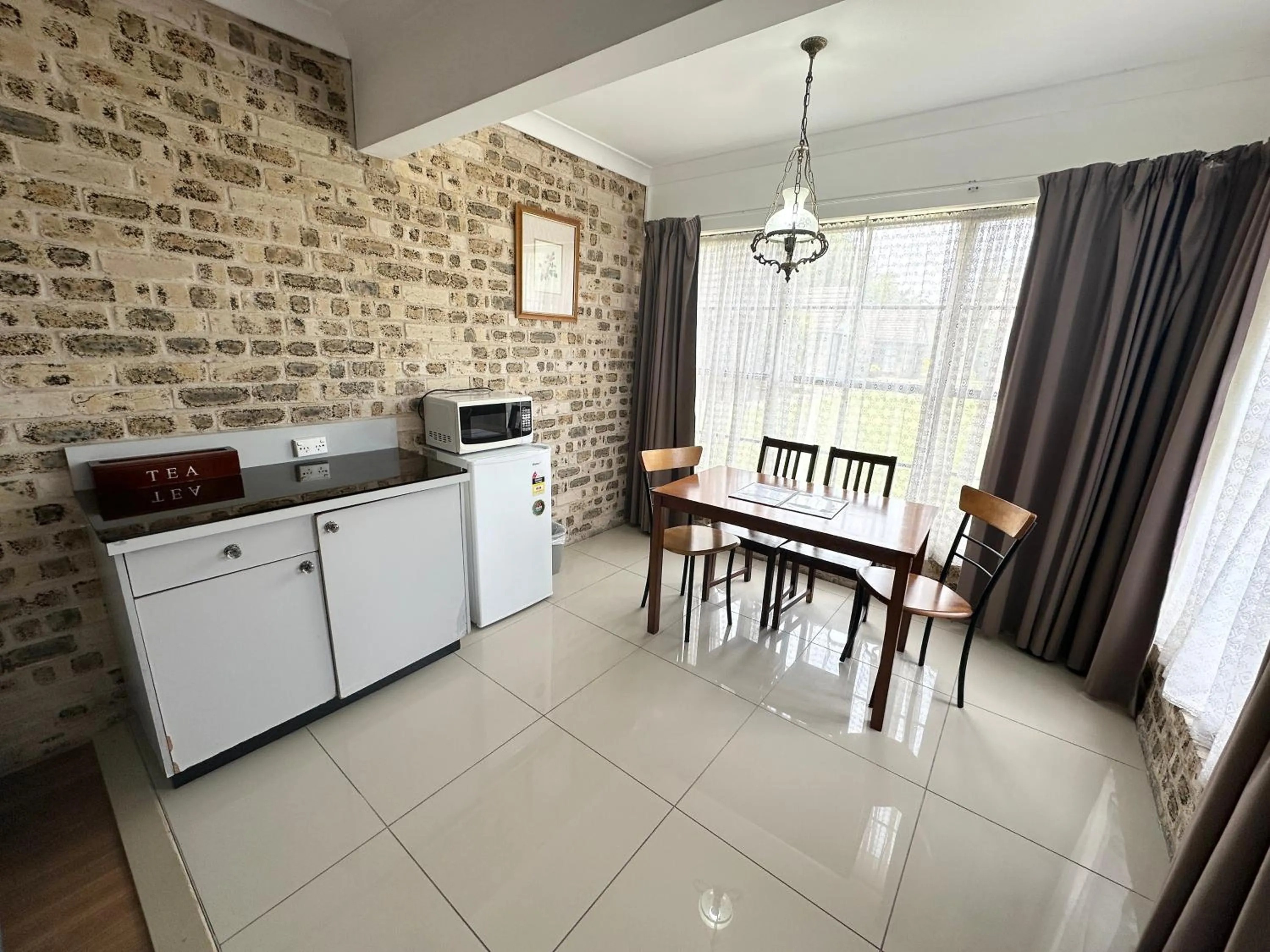 microwave in Sir Francis Drake