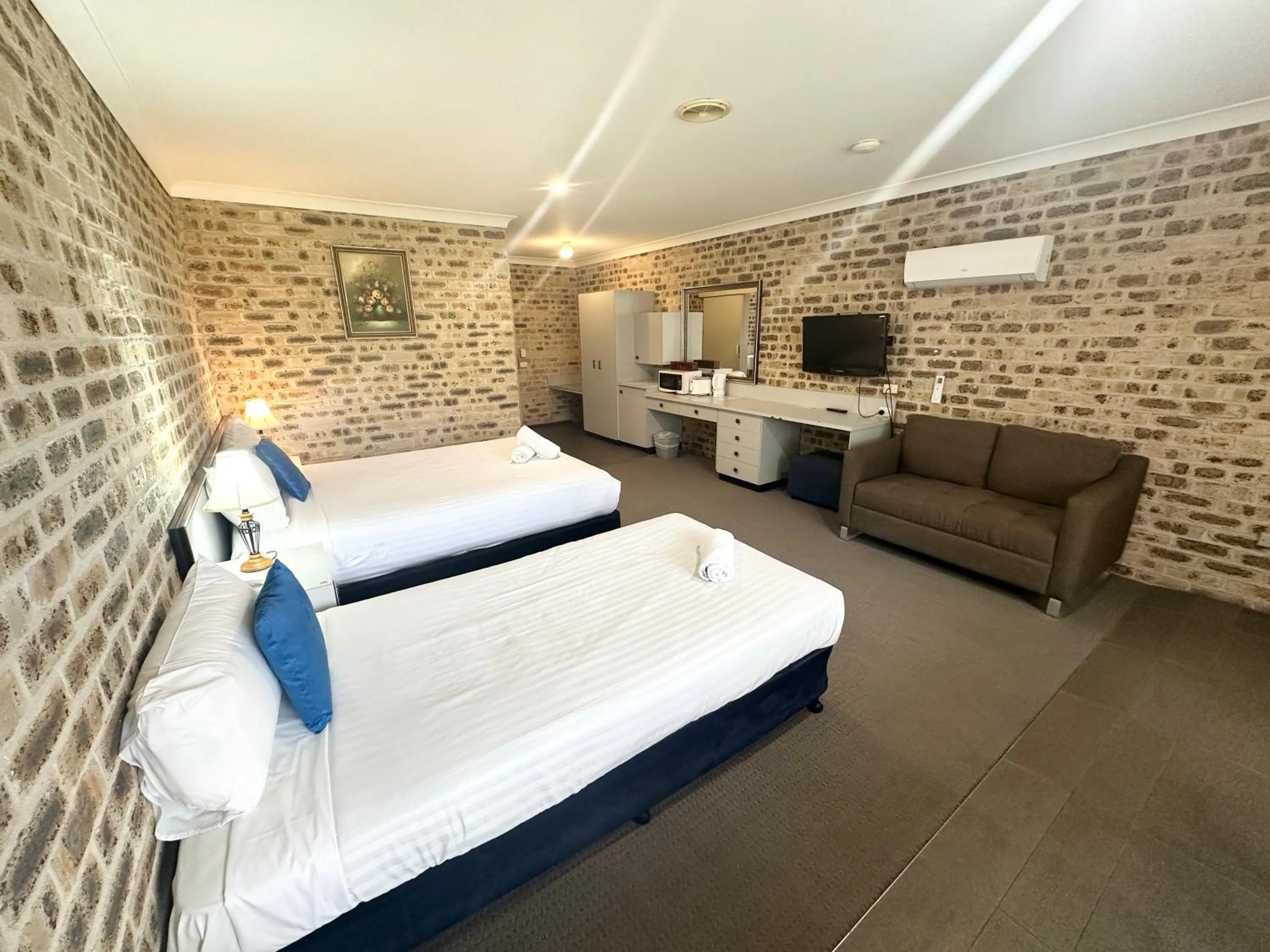 Photo of the whole room, Bed in Sir Francis Drake