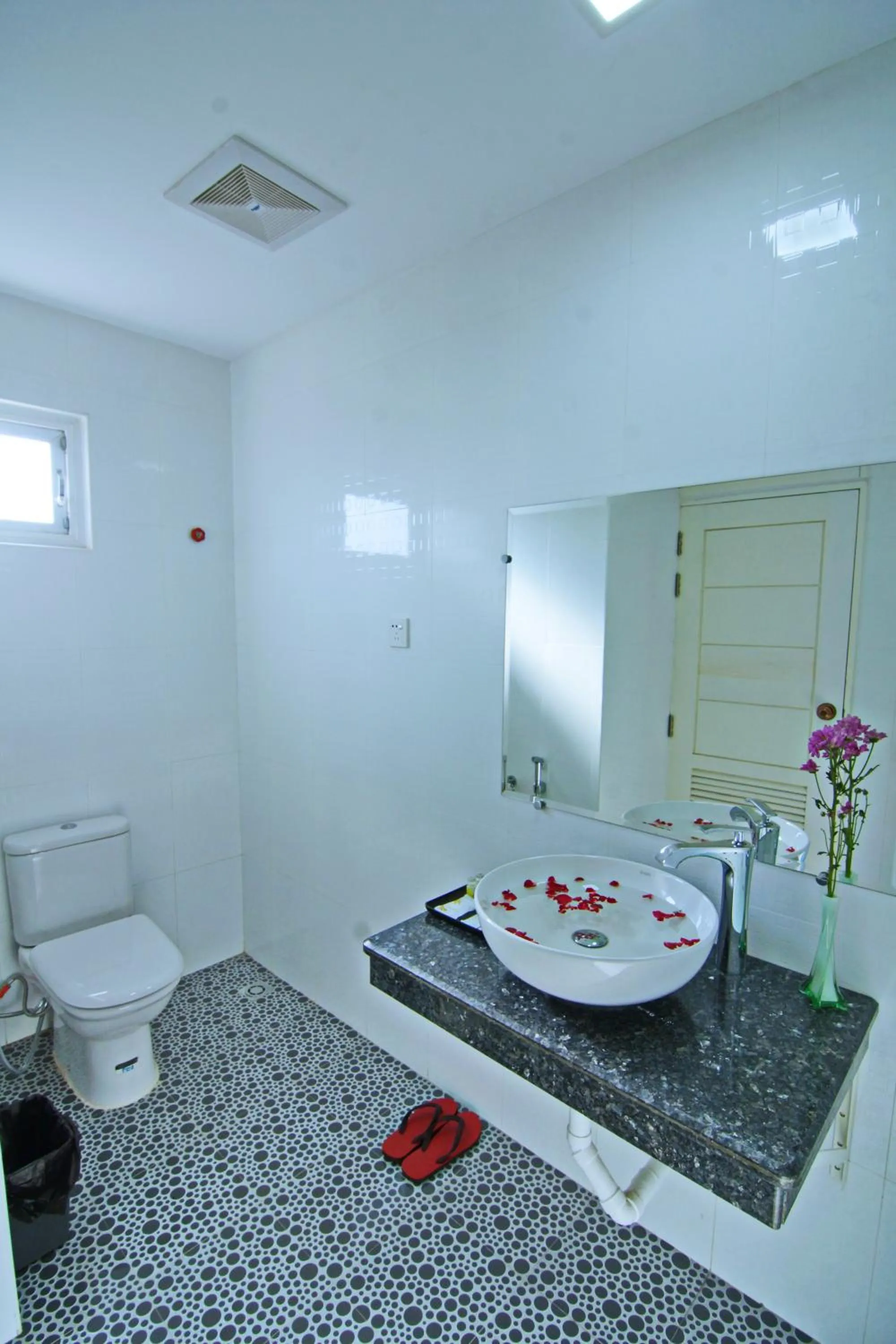 Bathroom in Royal Pearl Hotel