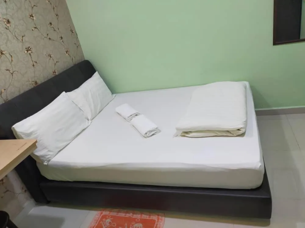 Bedroom, Bed in Leaf Guest House