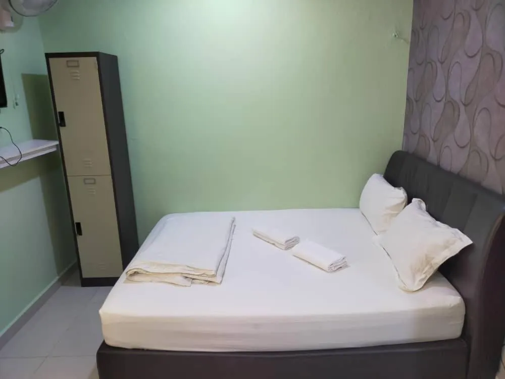 Bedroom, Bed in Leaf Guest House