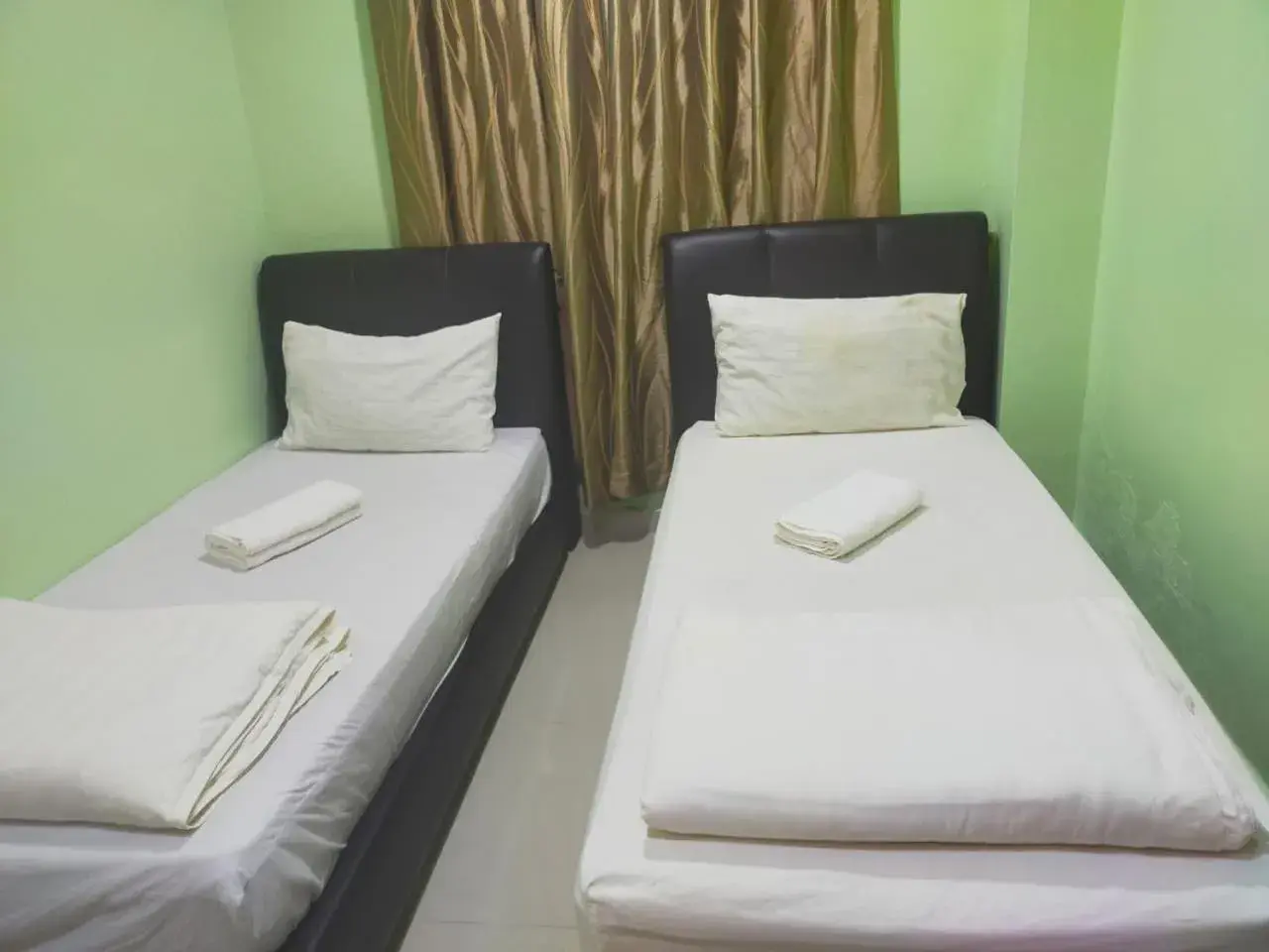 Twin Room with Shared Bathroom in Leaf Guest House Twin Room with Shared Bathroom in Leaf Guest House