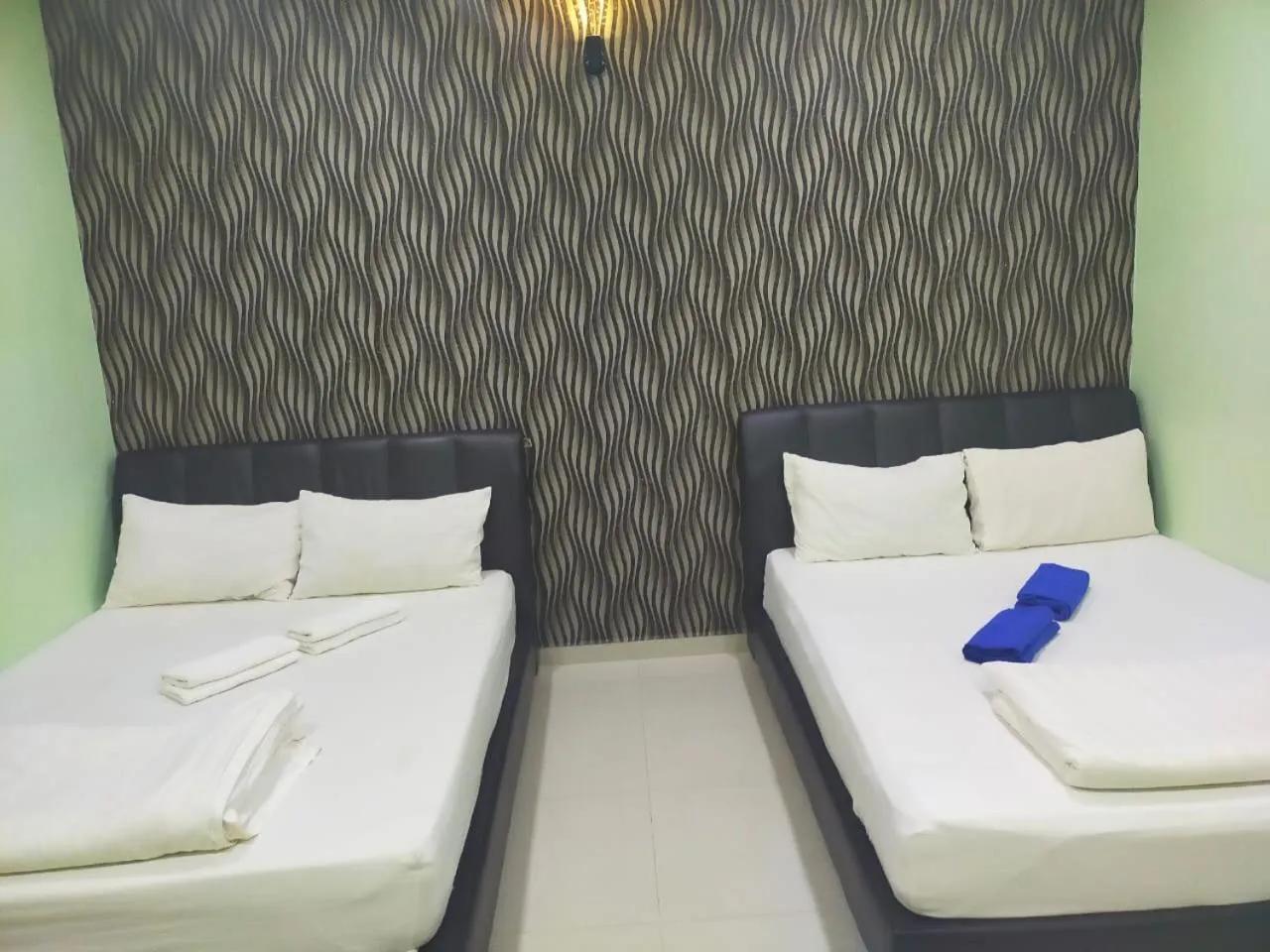 Bedroom, Bed in Leaf Guest House