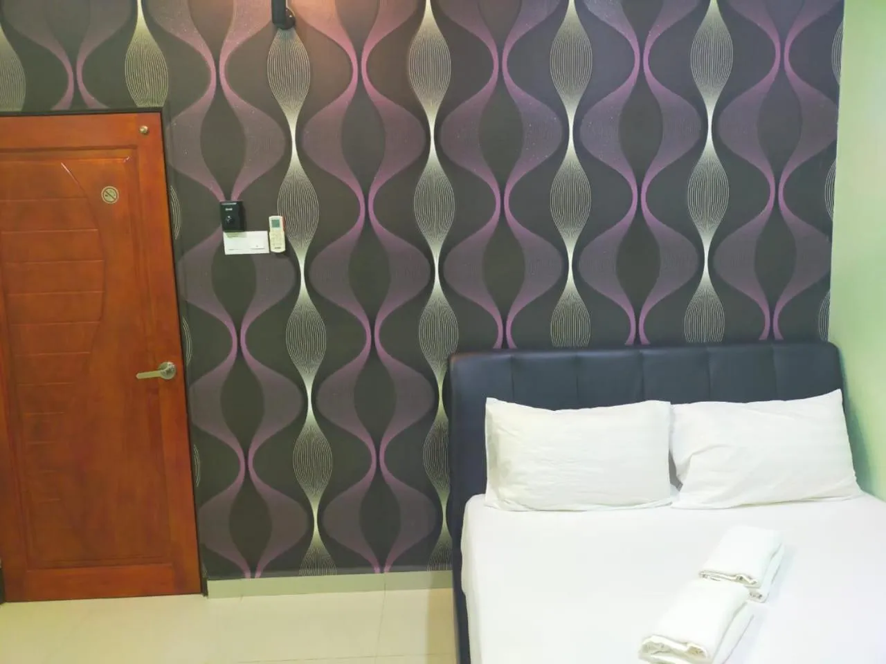 Bedroom, Bed in Leaf Guest House