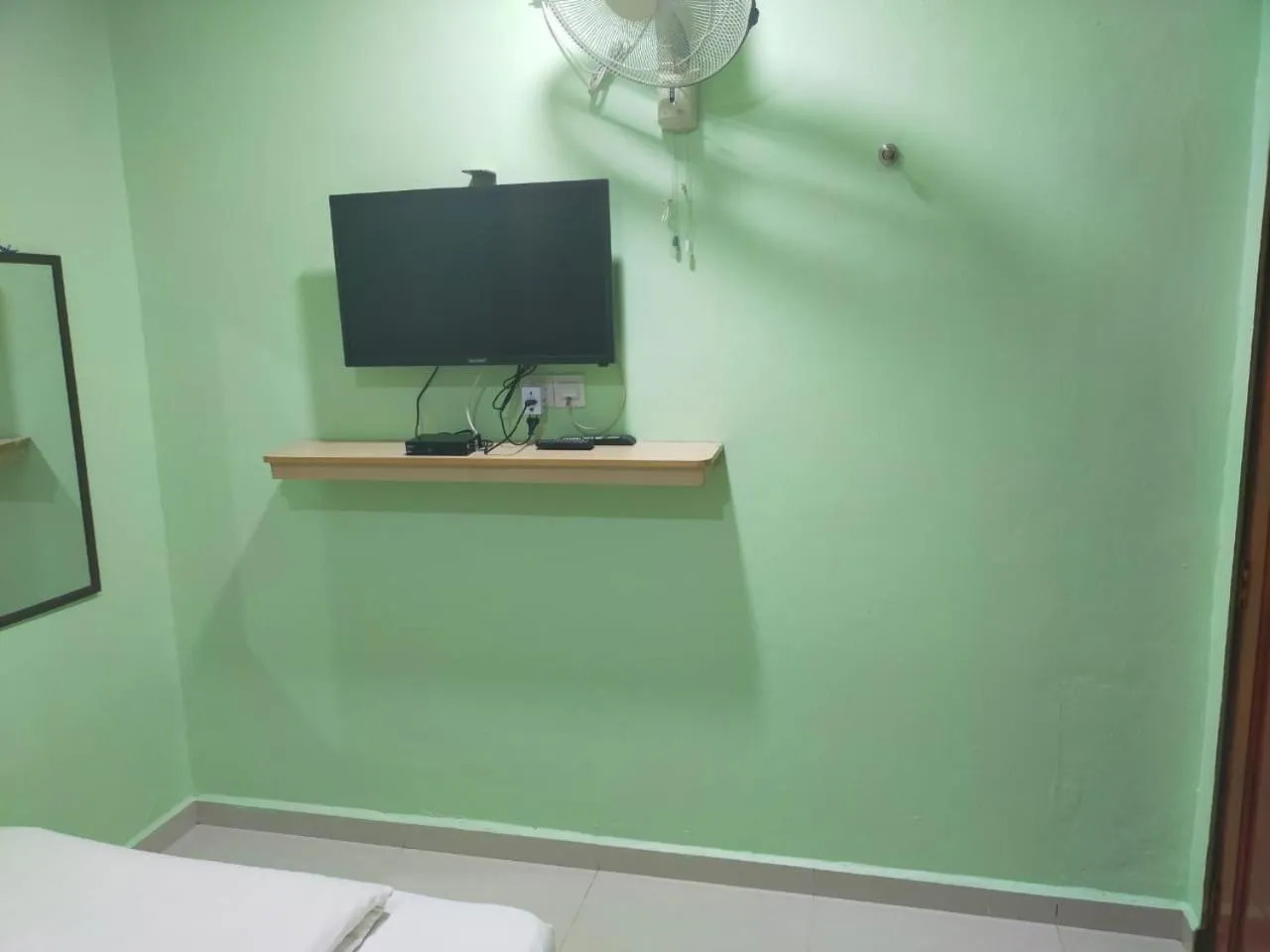 TV and multimedia in Leaf Guest House