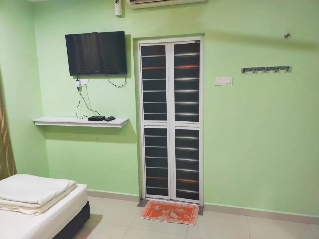 TV and multimedia, Bed in Leaf Guest House