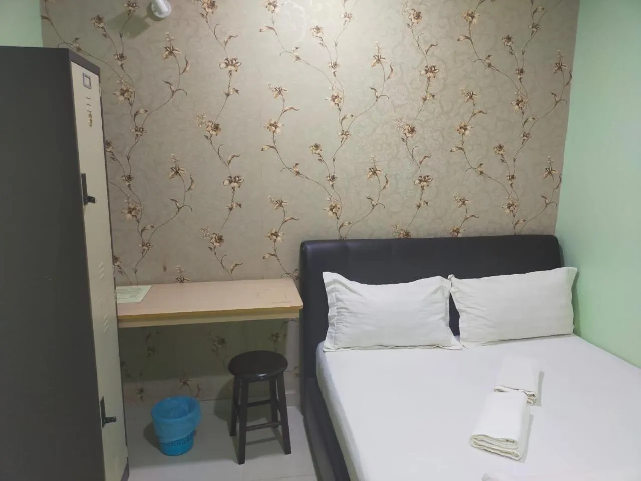 Bedroom, Bed in Leaf Guest House