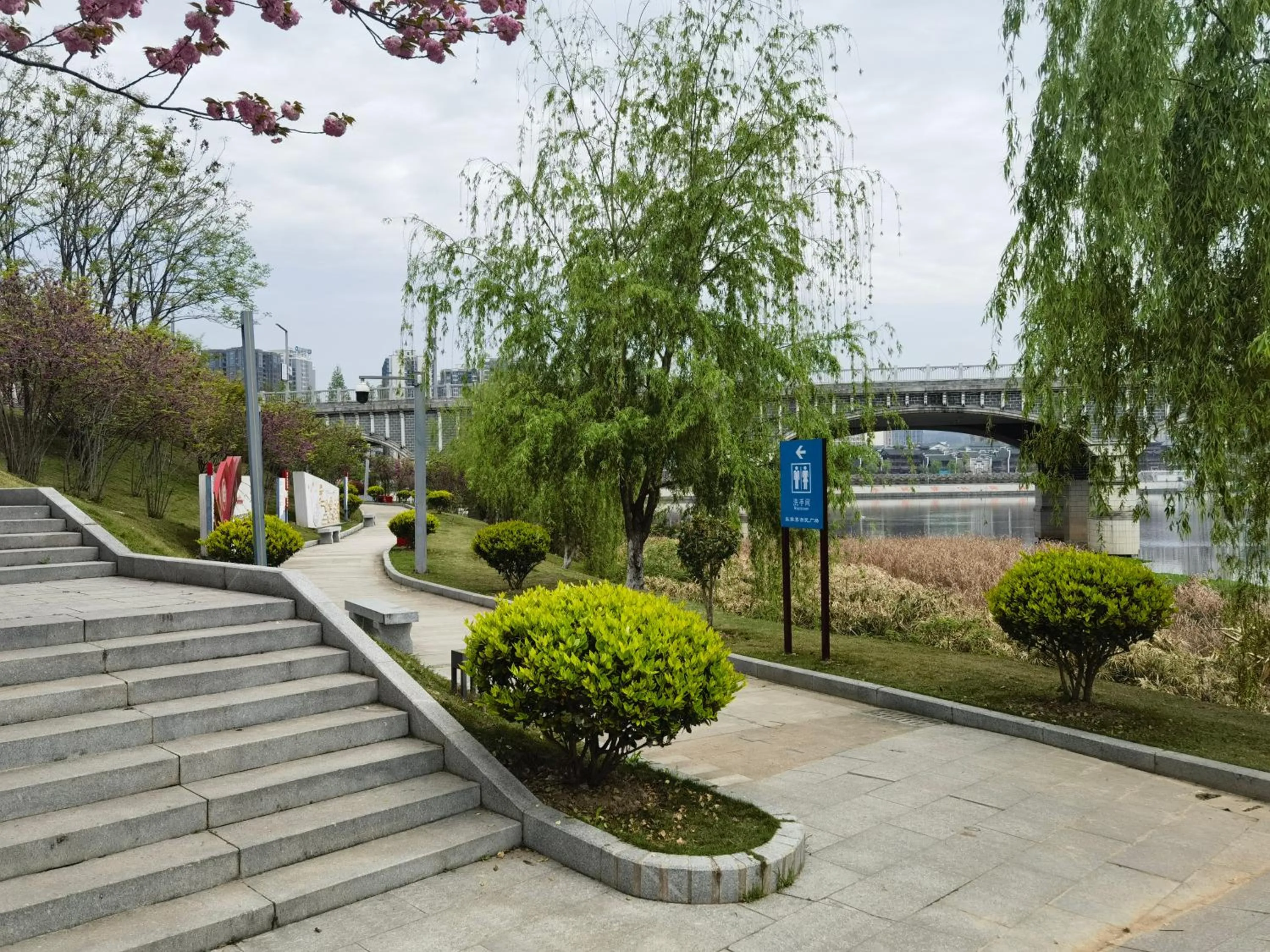 Garden in Ramada by Wyndham Zhangjiajie Tianmen Mountain