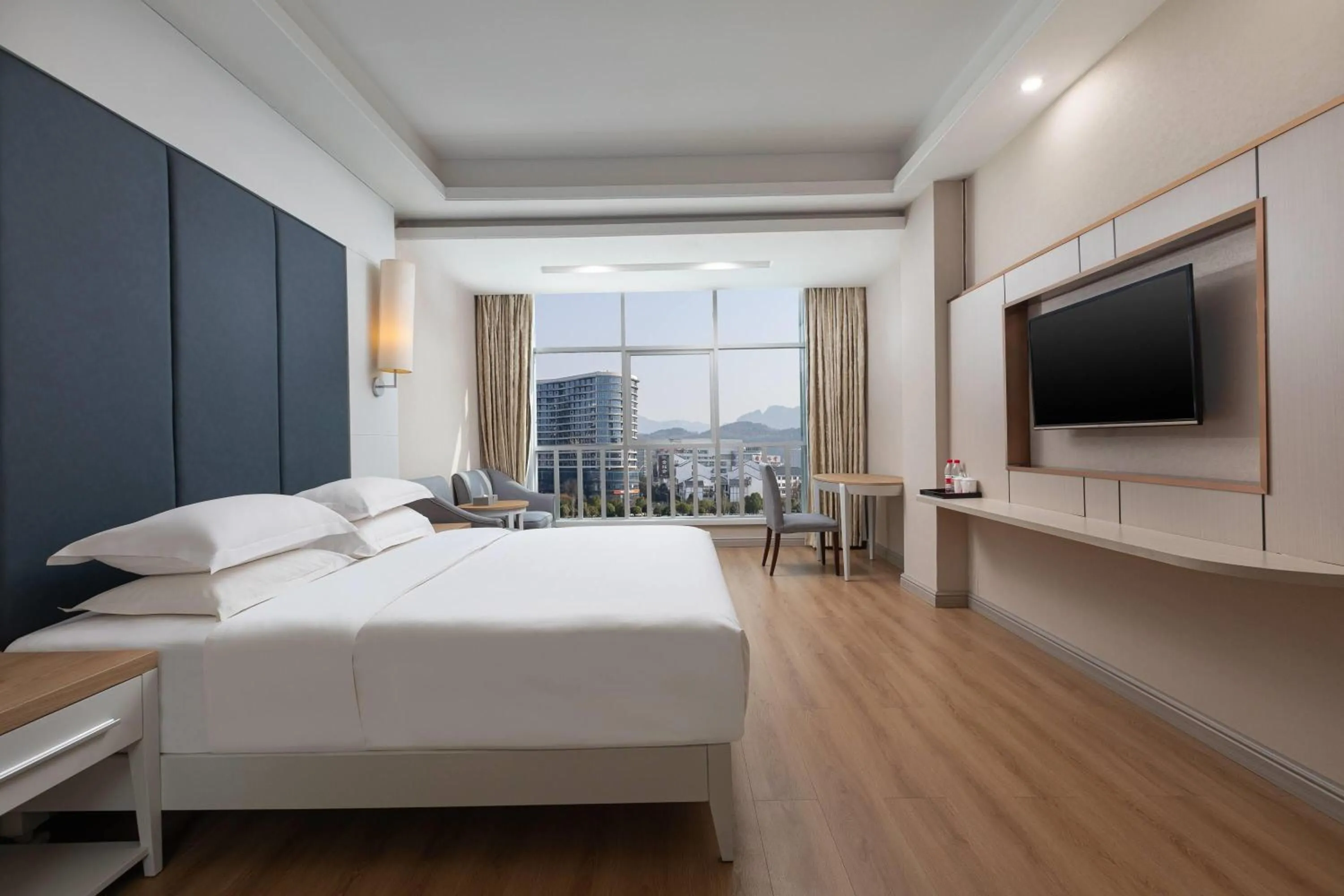 Photo of the whole room, Bed in Ramada by Wyndham Zhangjiajie Tianmen Mountain