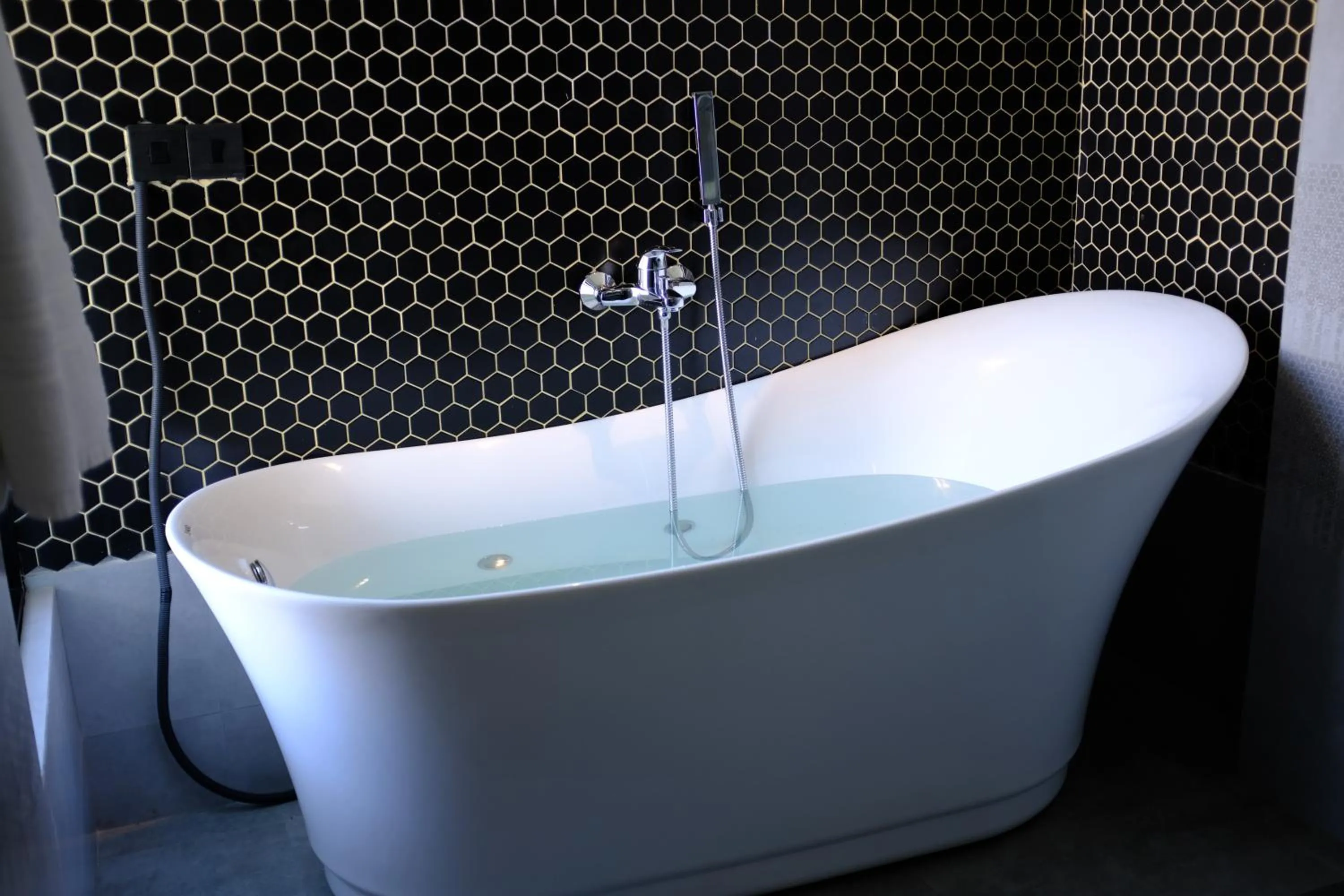 Bath in Mzion Hotel Weligama