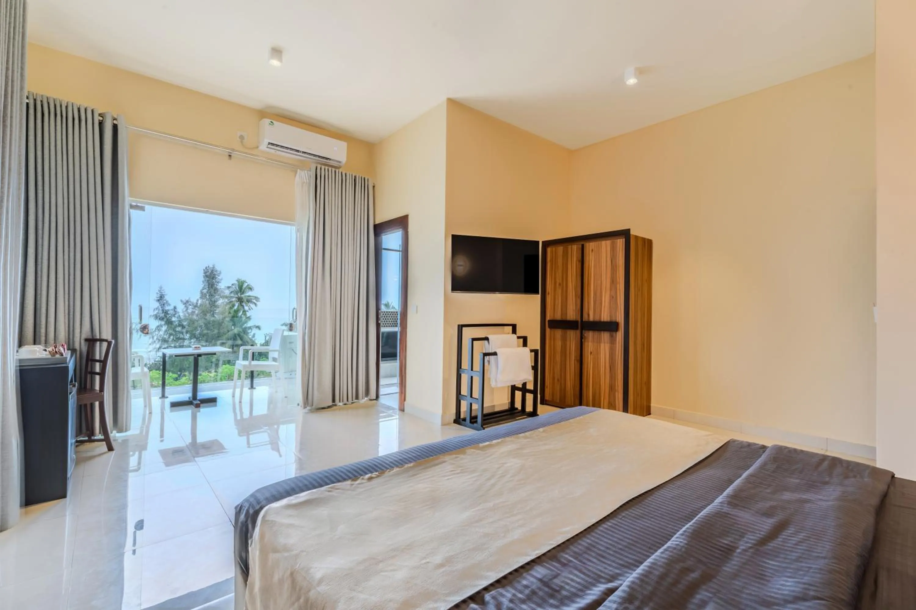 View (from property/room), Bed in Mzion Hotel Weligama