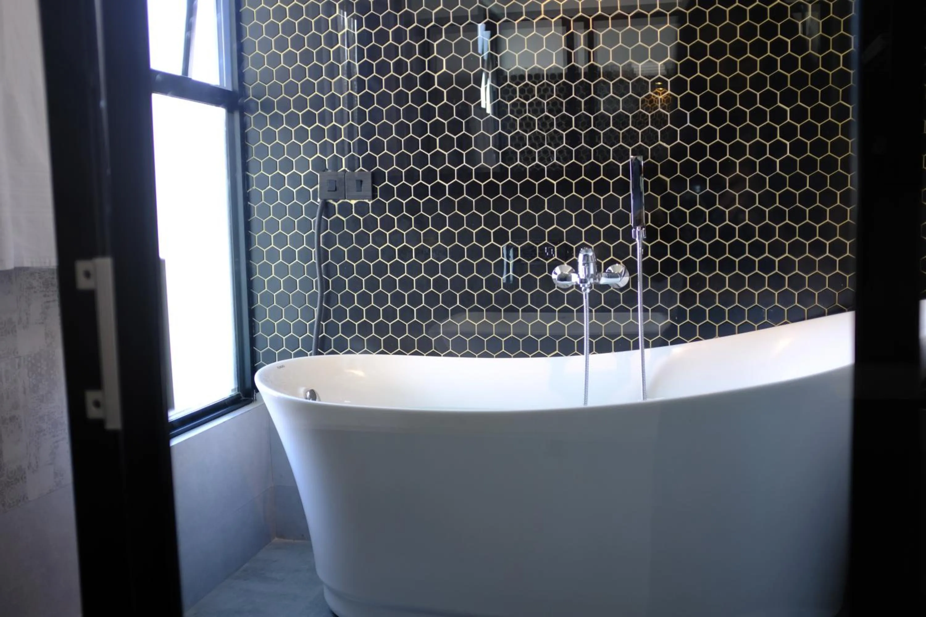 Bath in Mzion Hotel Weligama