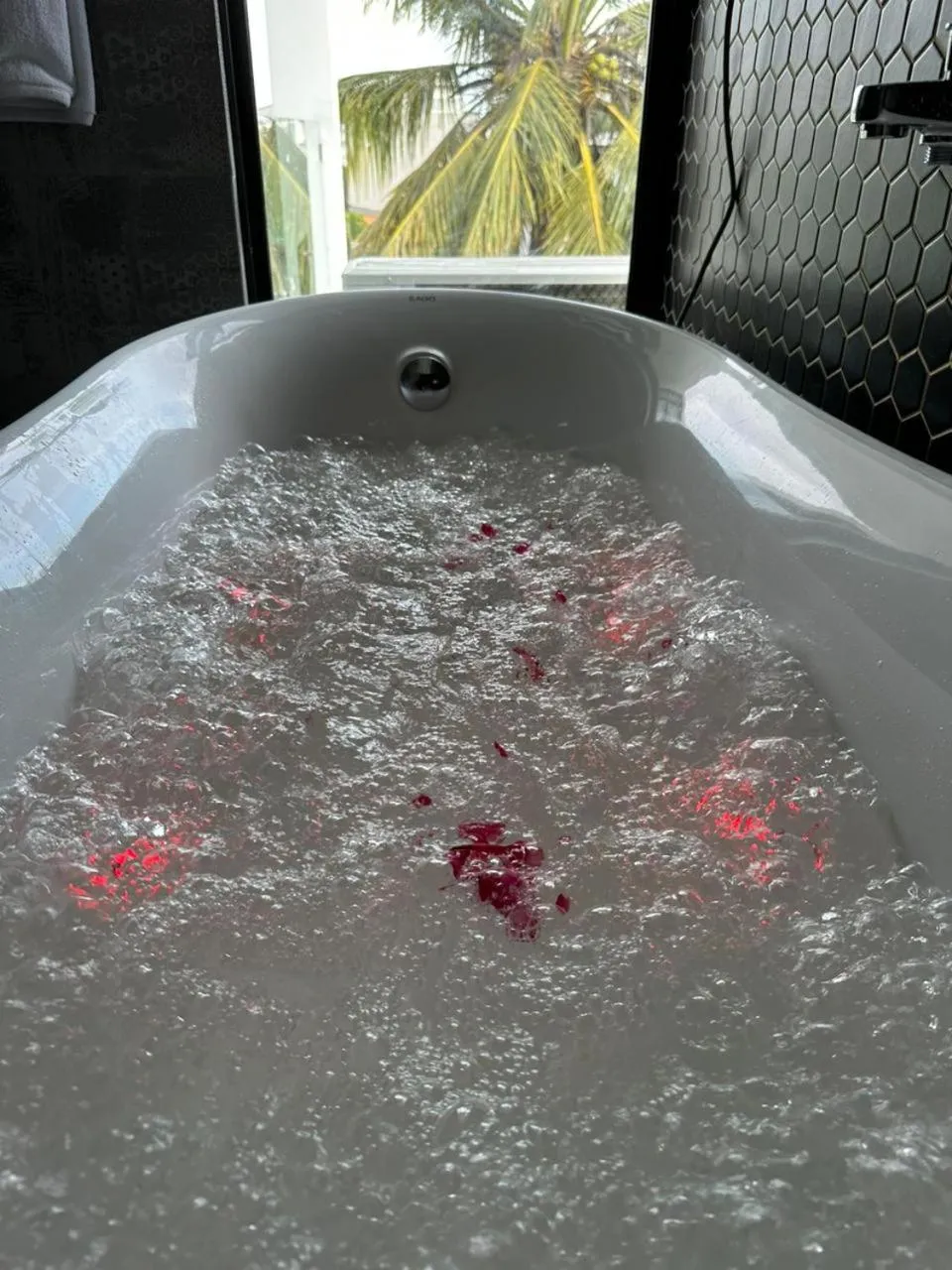 Bath in Mzion Hotel Weligama