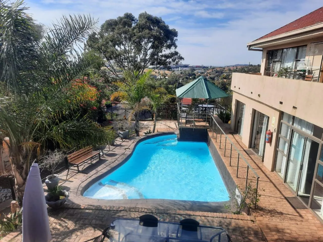 Swimming pool in Aviators Retreat B&B