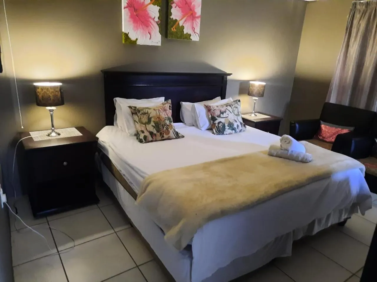 Property building, Bed in Aviators Retreat B&B