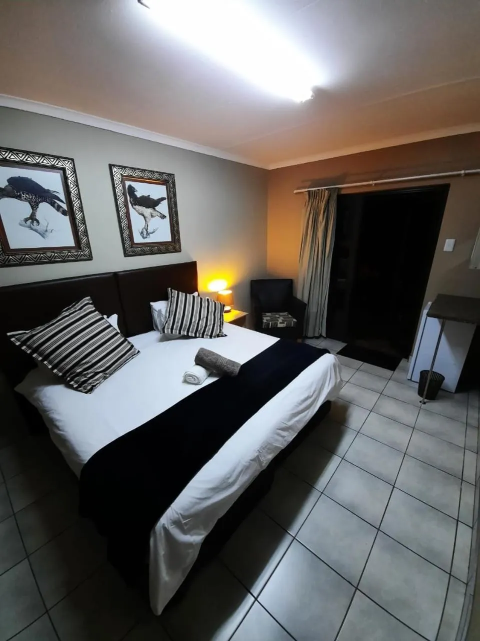 Property building, Bed in Aviators Retreat B&B