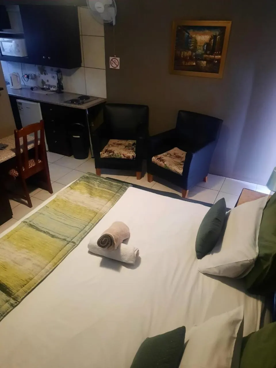 Property building, Bed in Aviators Retreat B&B