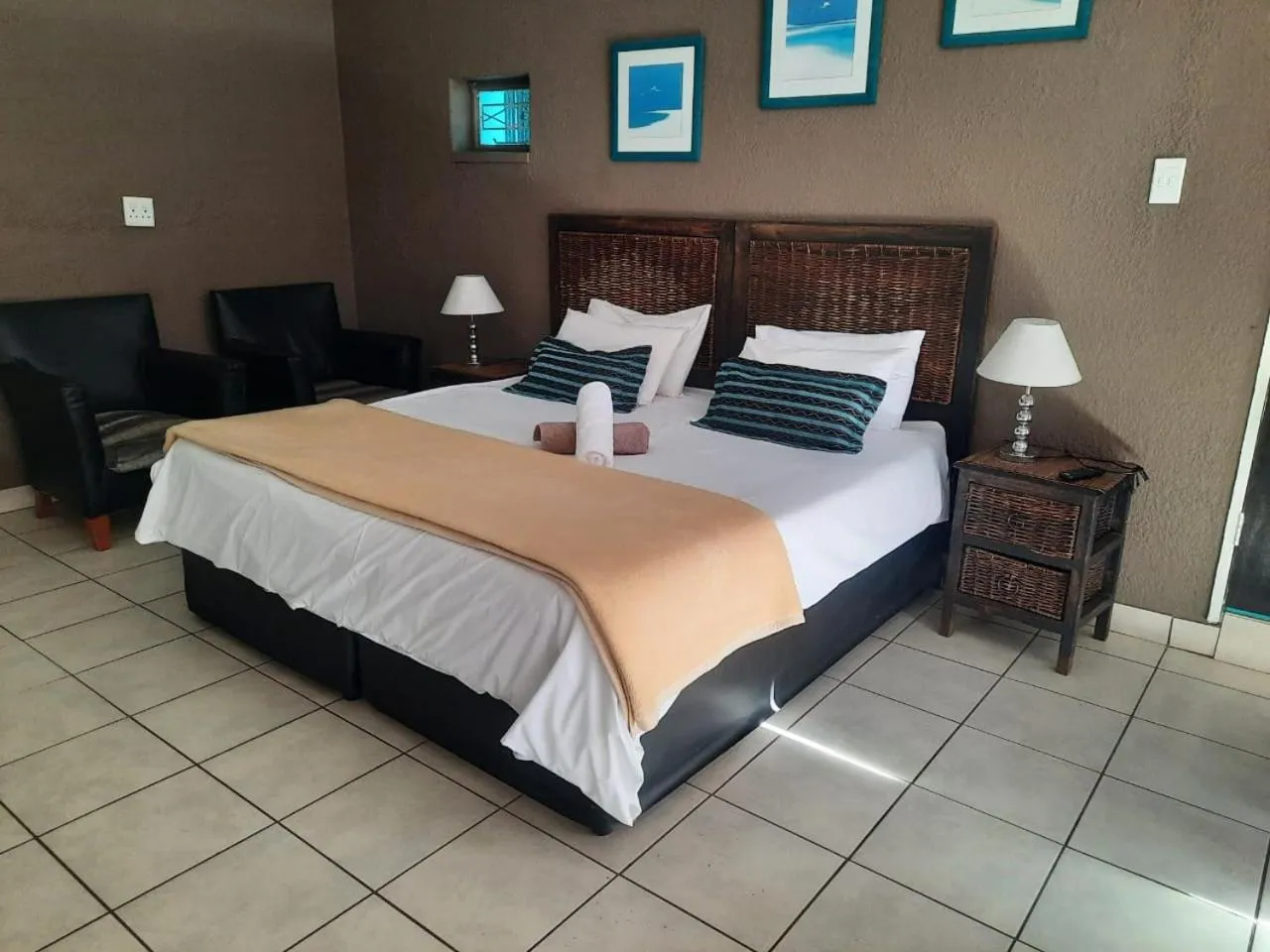 Property building, Bed in Aviators Retreat B&B