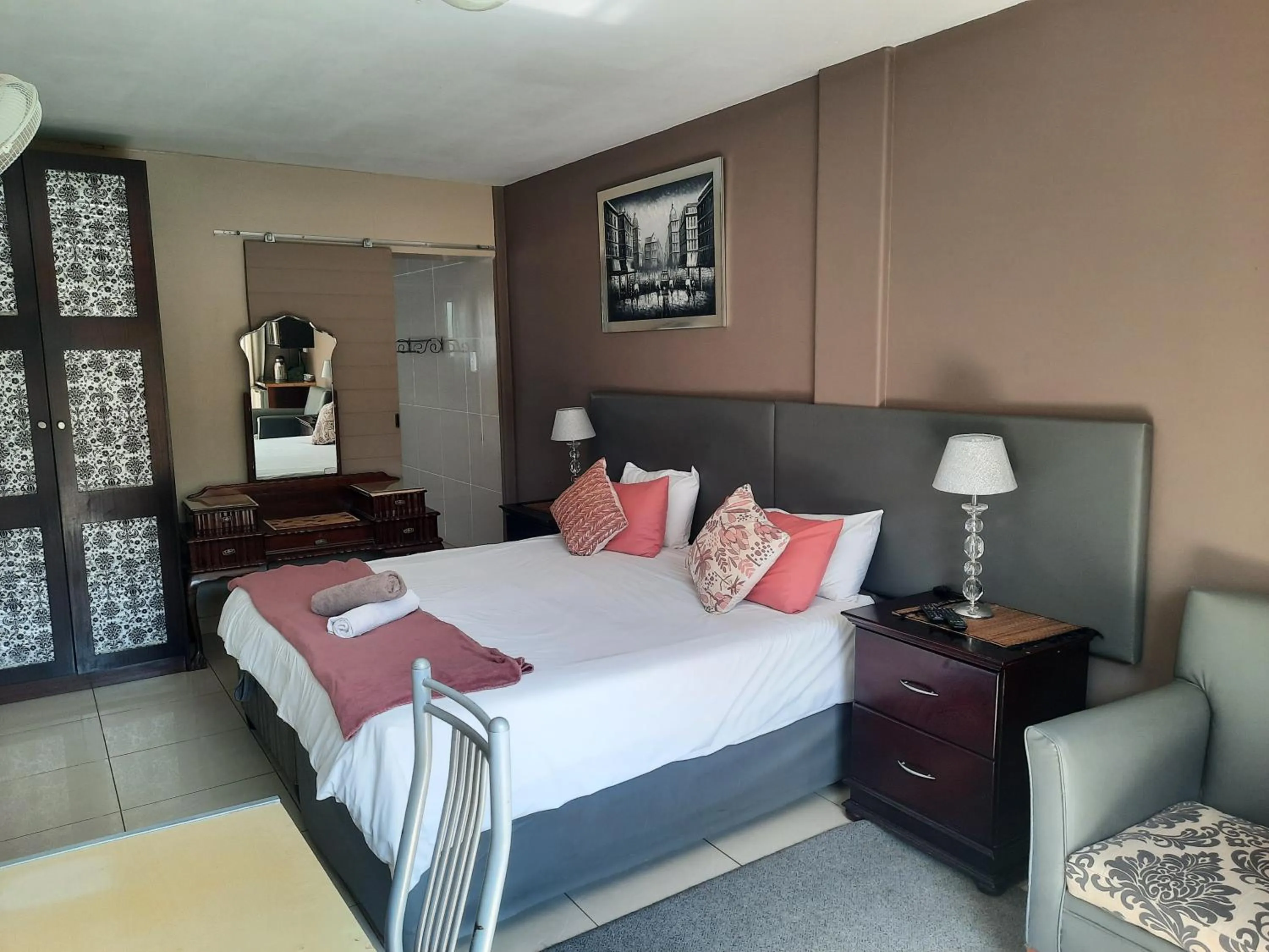 Pool view, Bed in Aviators Retreat B&B