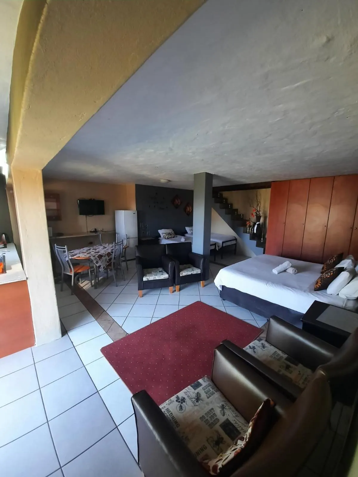 Property building, Bed in Aviators Retreat B&B