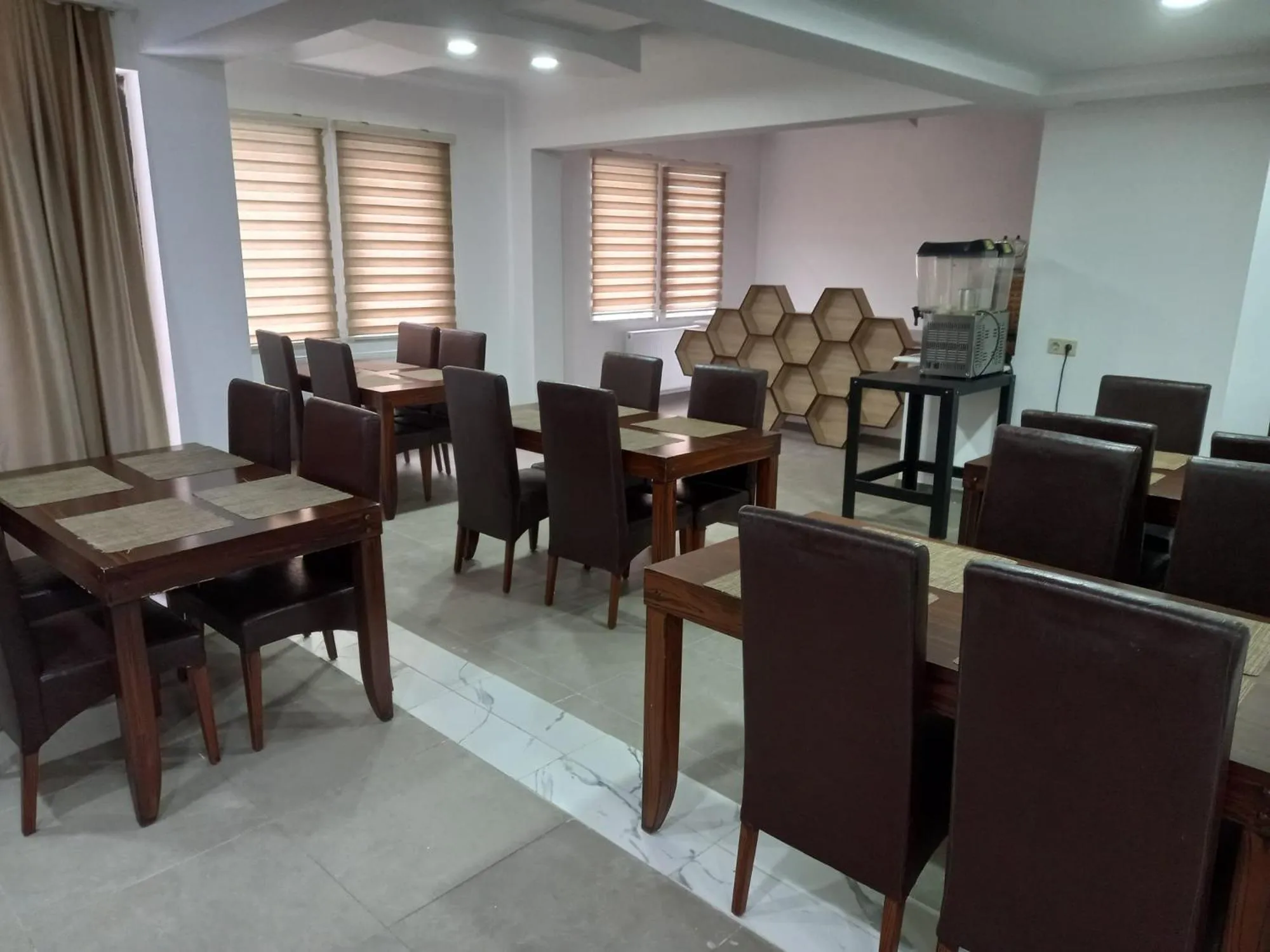 Restaurant/places to eat in Kumru Suites