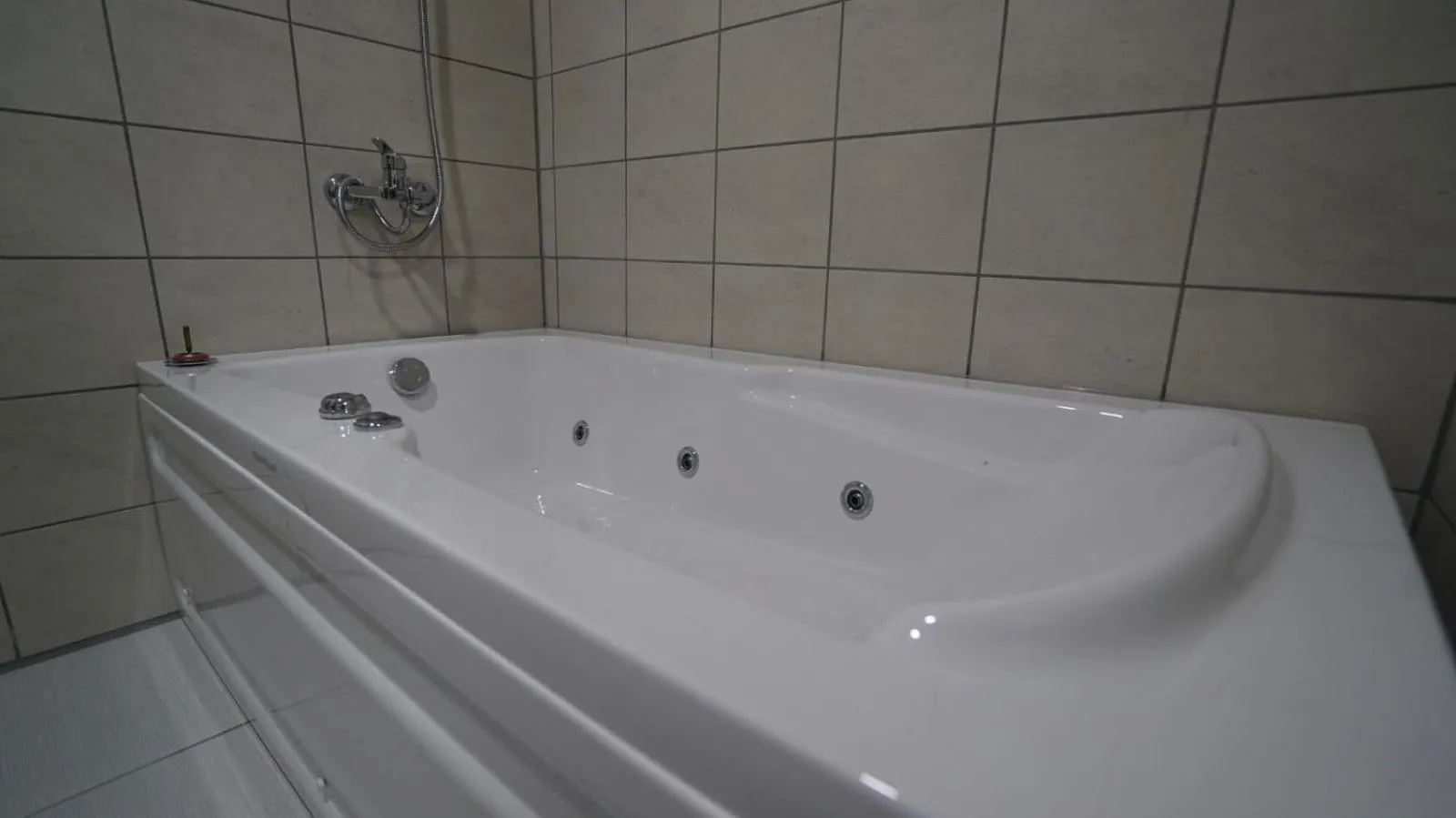 Hot Tub in Kumru Suites