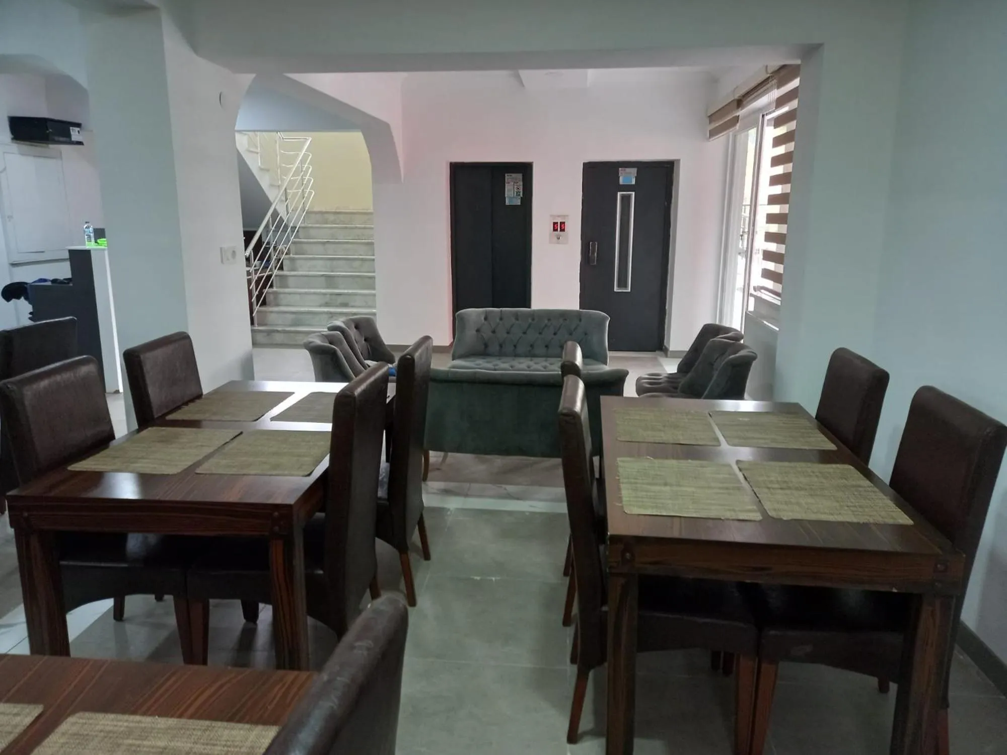 Restaurant/places to eat in Kumru Suites