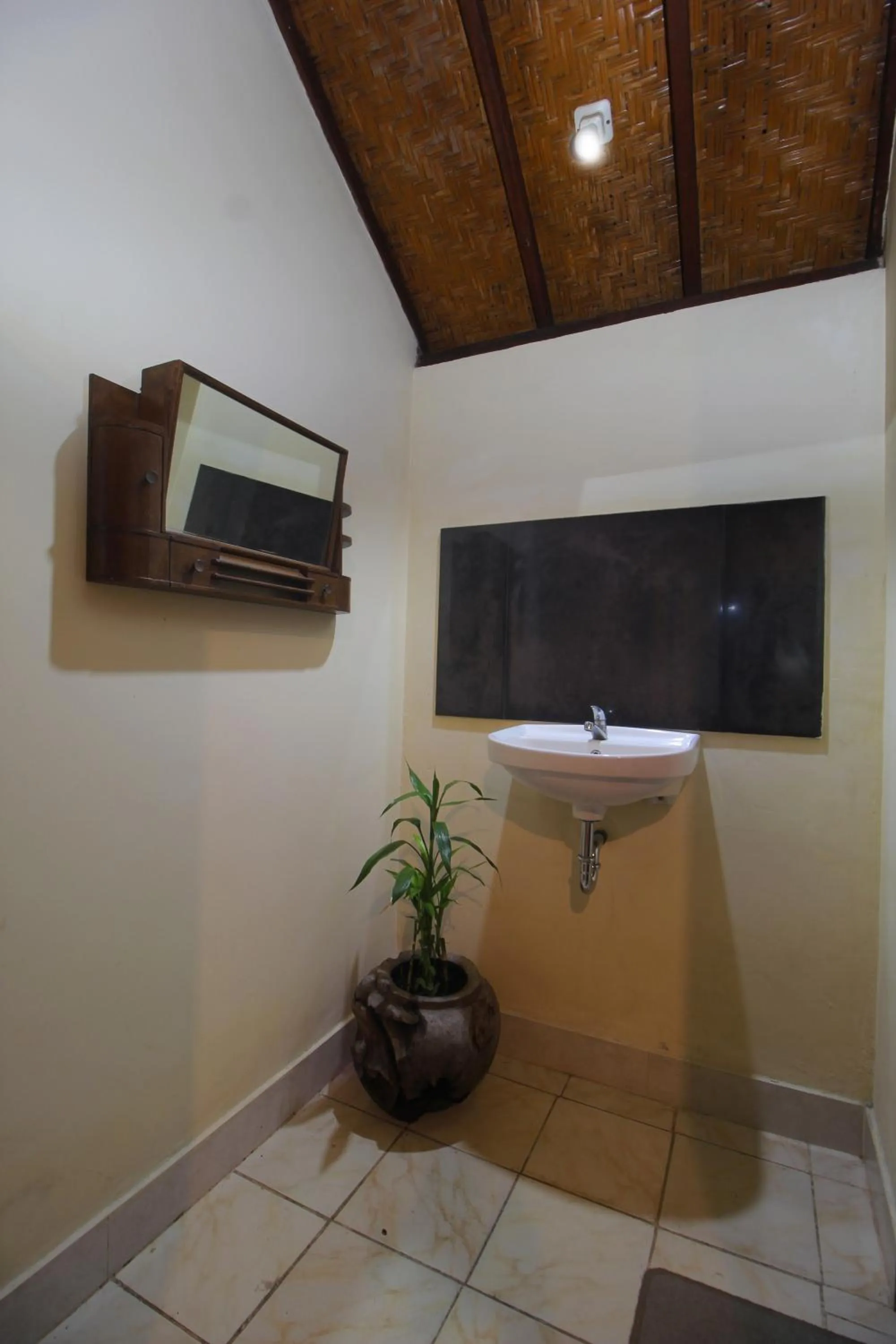 dishwasher in Sari Gong Guest House, A Trishula Collection