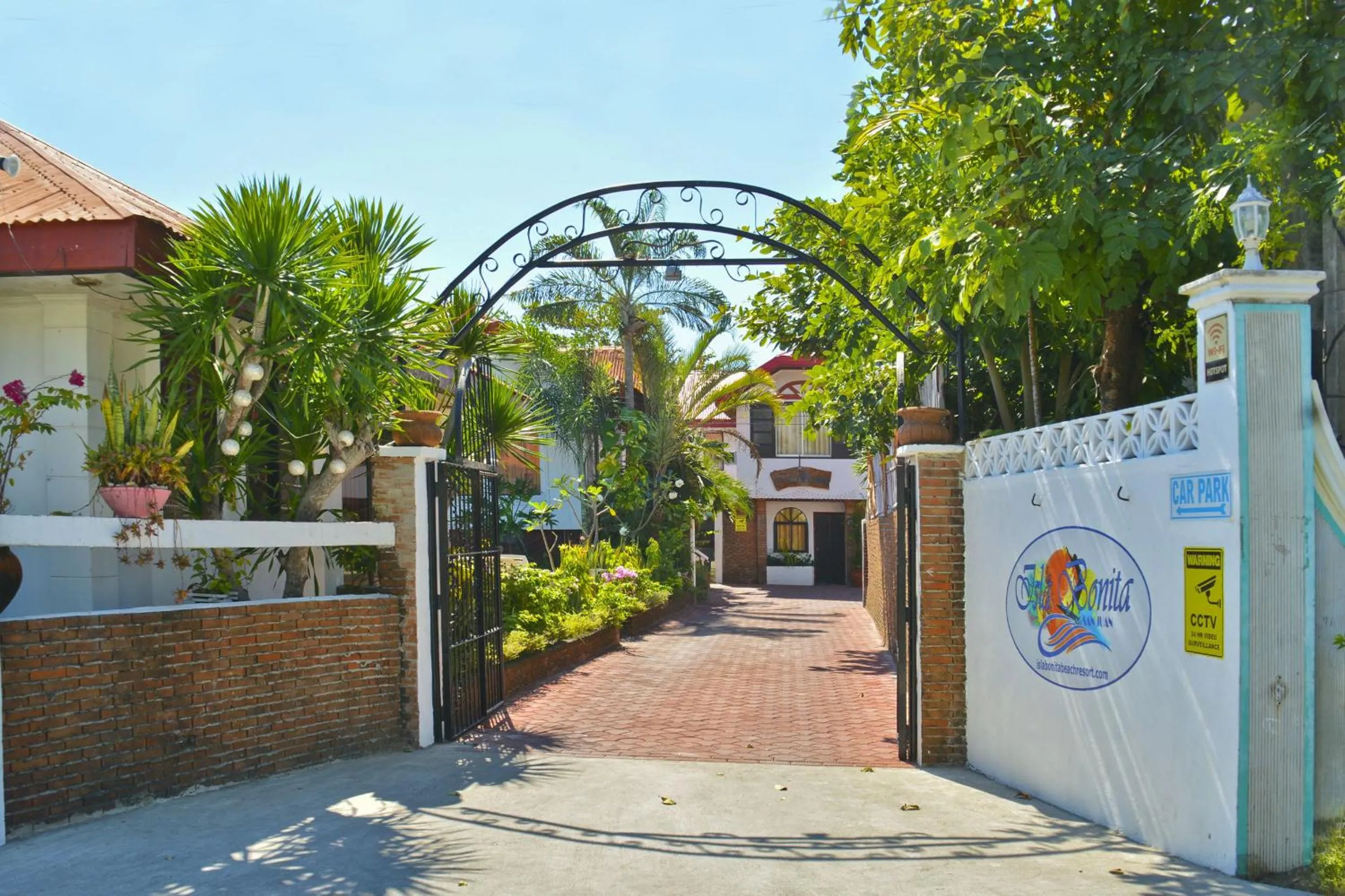 Facade/entrance in Isla Bonita Beach Resort