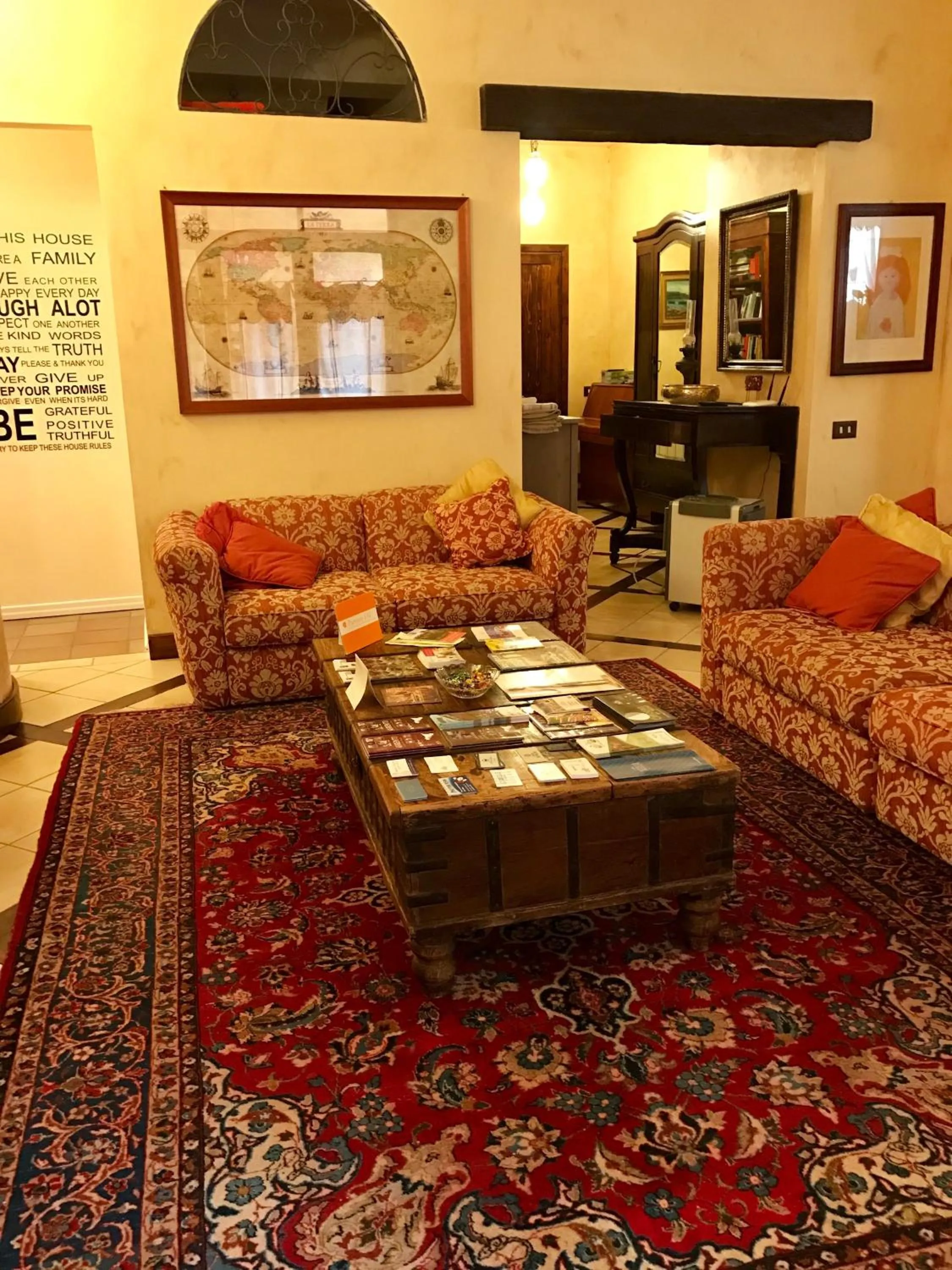 Communal lounge/ TV room in B&B Le Sorelle