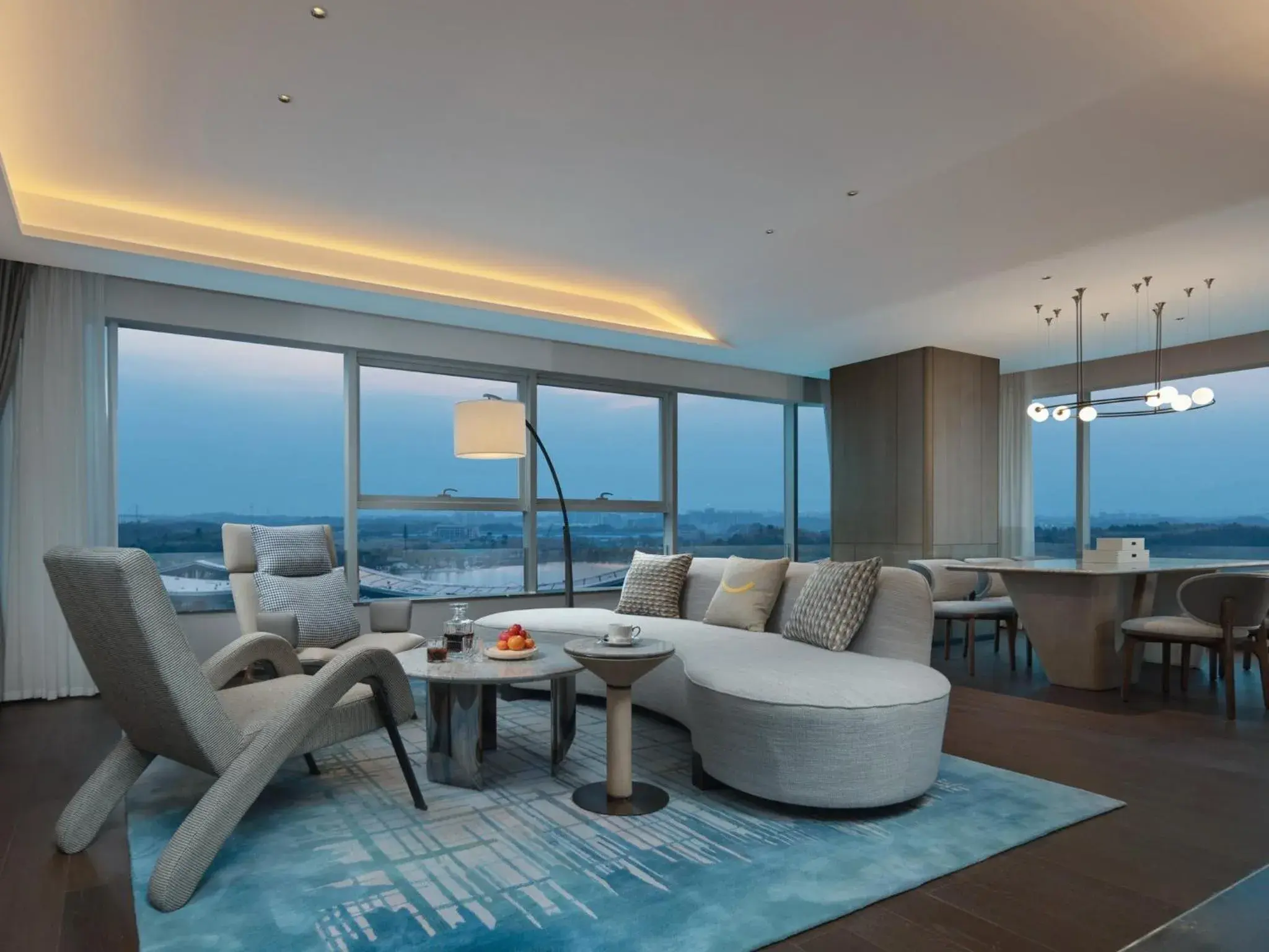 One-Bedroom Suite with Meeting Area in Holiday Inn Chengdu East by IHG One-Bedroom Suite with Meeting Area in Holiday Inn Chengdu East by IHG