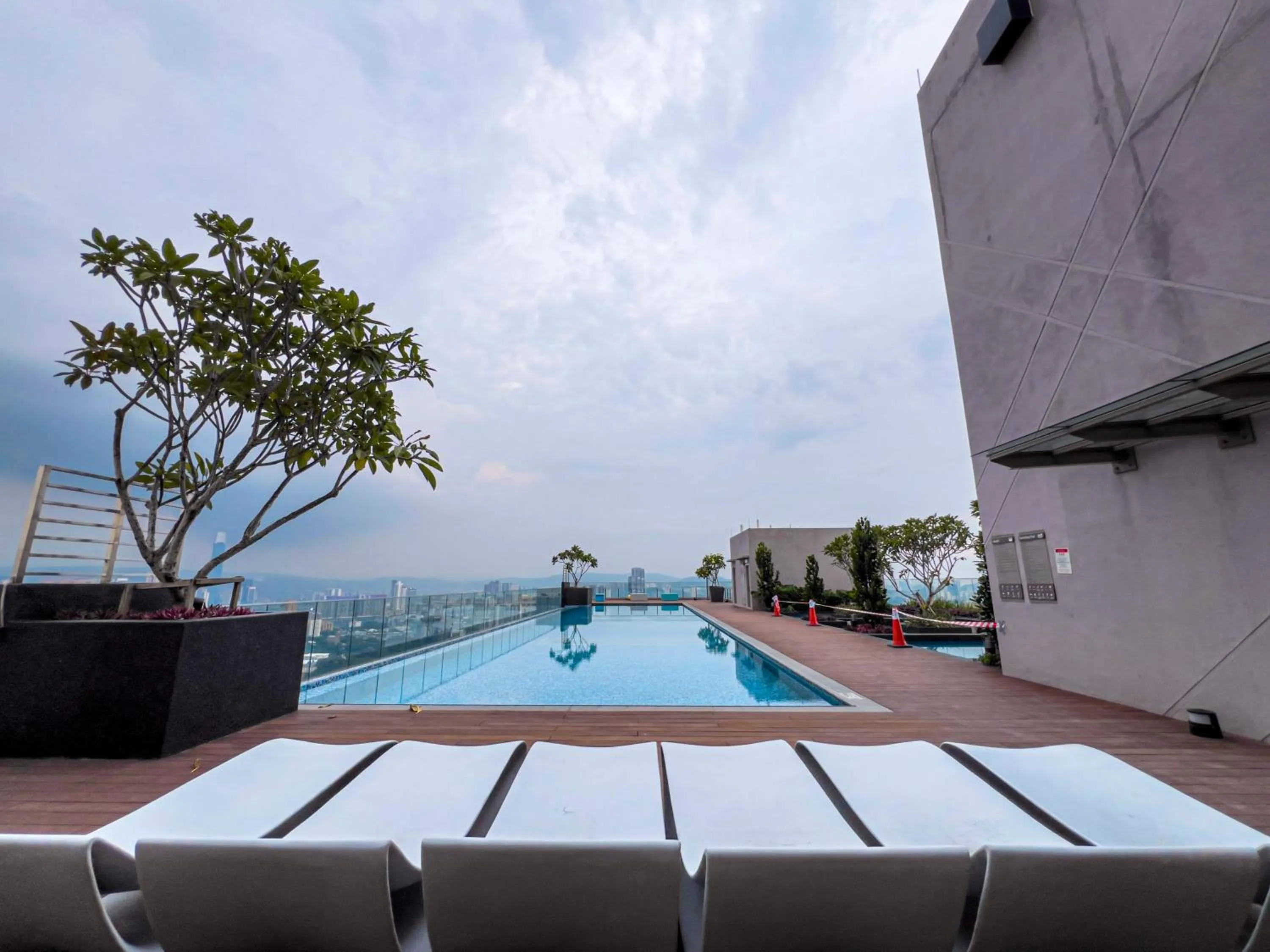 Riveria City KL Sentral by Sky Pool Minshuku