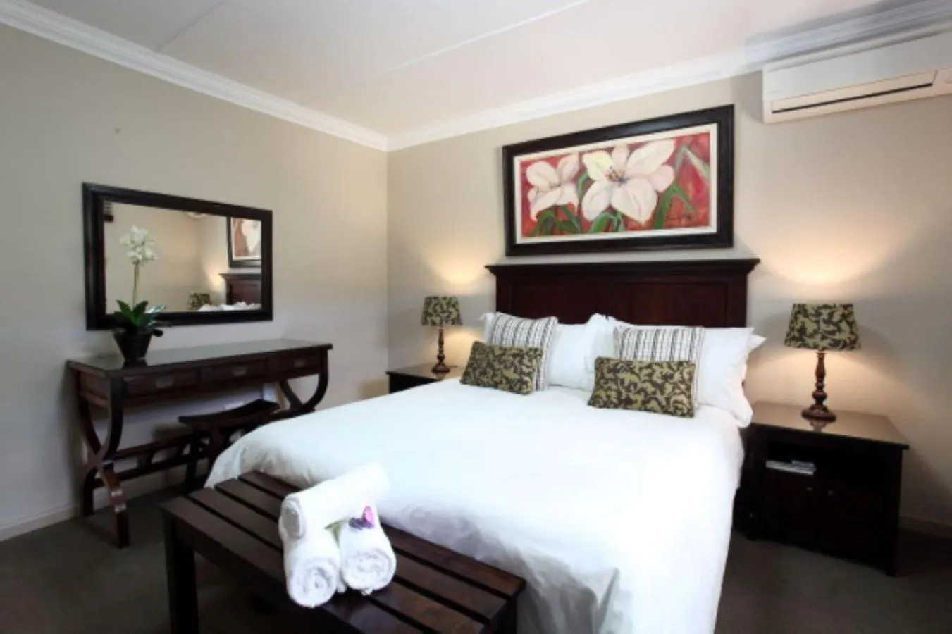 Shower, Bed in Celtis Country Lodge & Restaurant