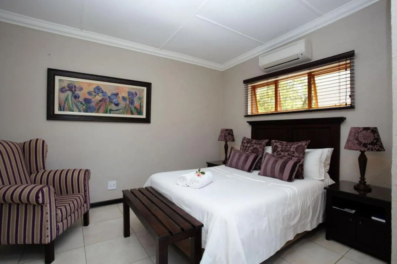 Shower, Bed in Celtis Country Lodge & Restaurant