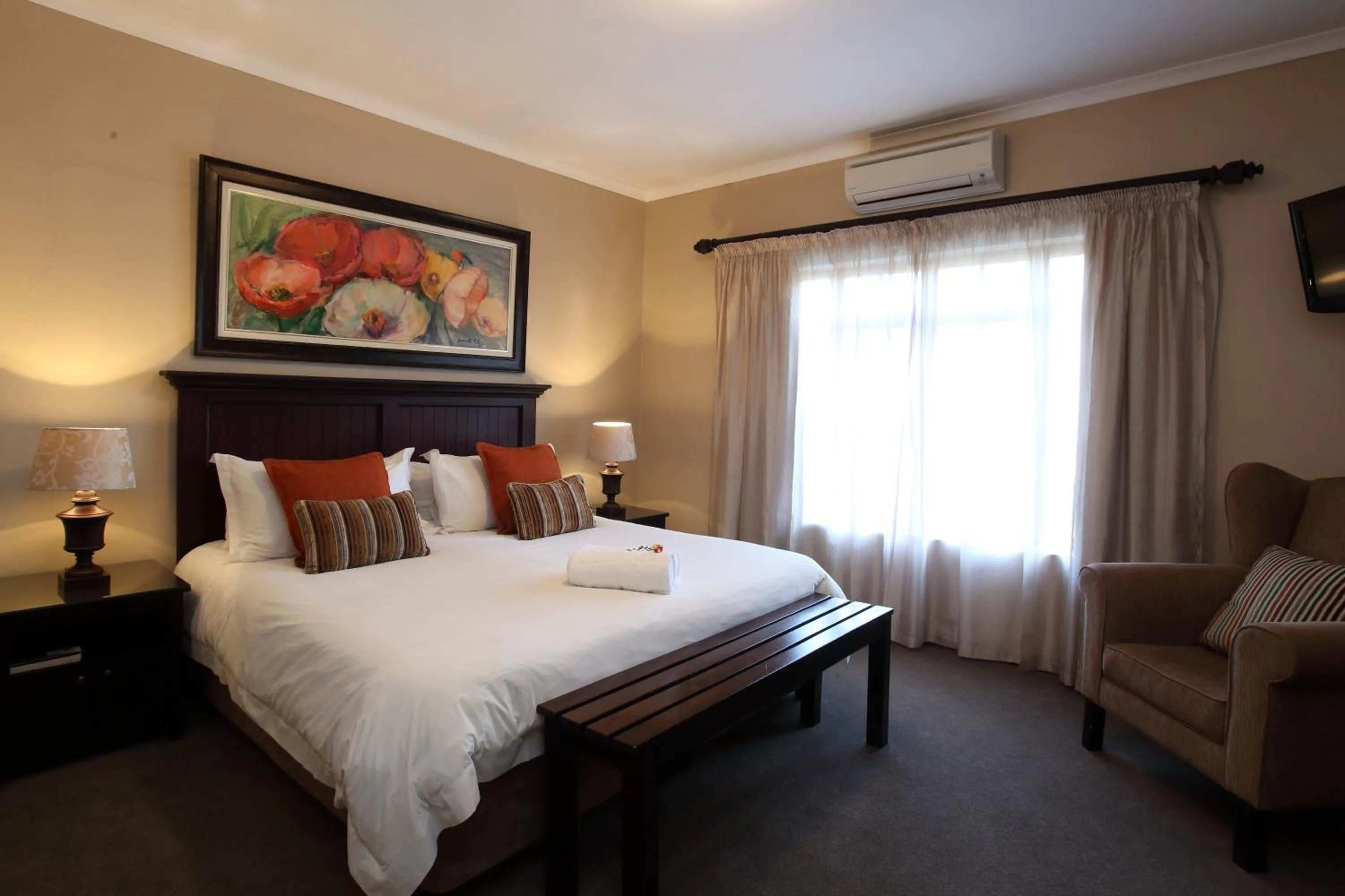 Shower, Bed in Celtis Country Lodge & Restaurant
