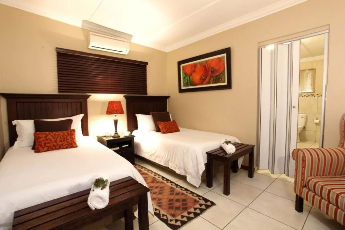 Shower, Bed in Celtis Country Lodge & Restaurant