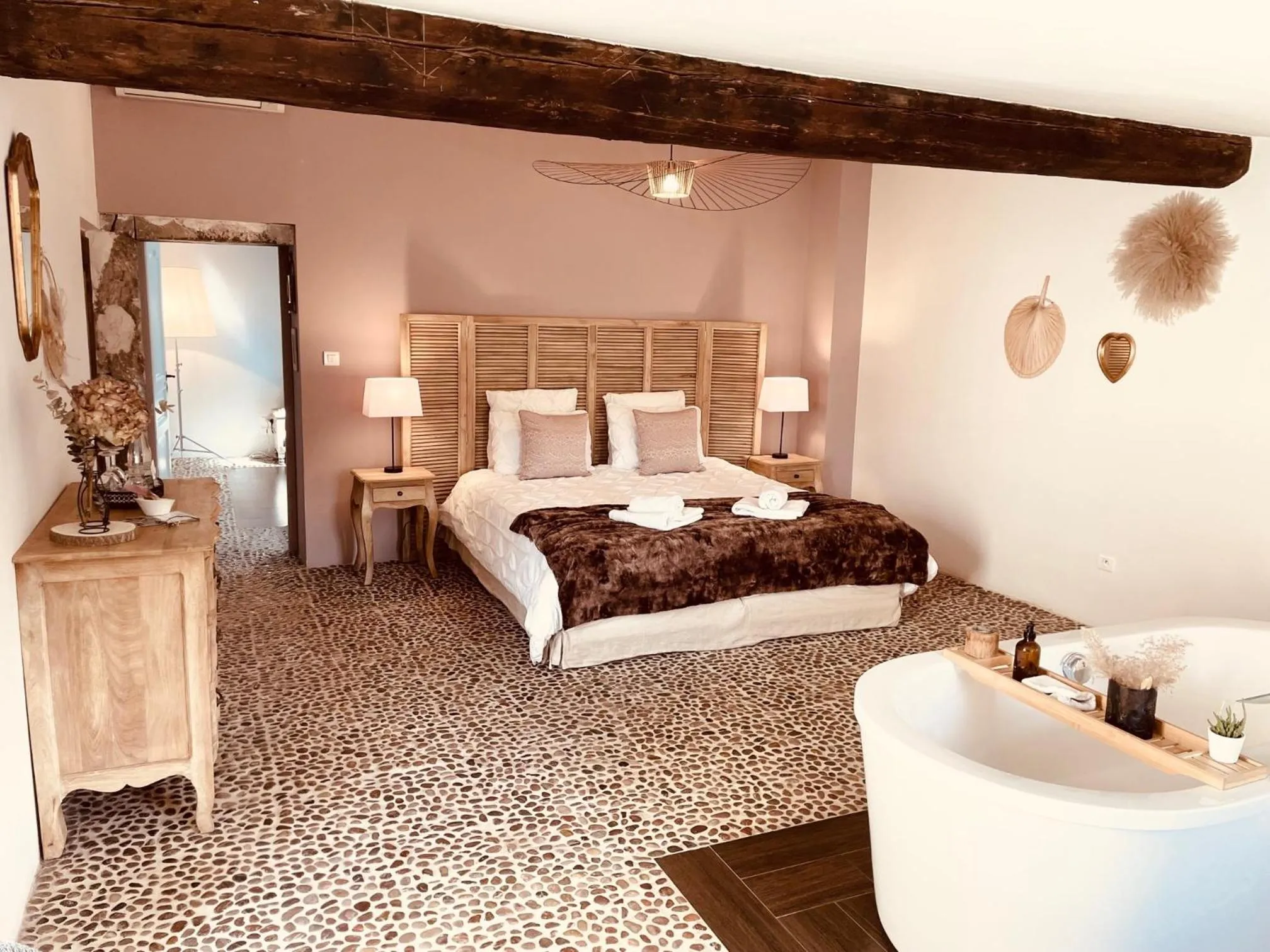 Bedroom, Bed in B&B Temps Suspendu Provence