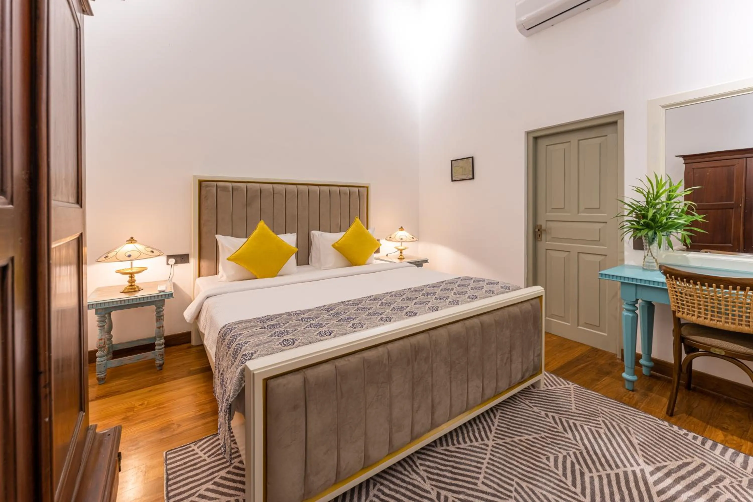 Deluxe Double Room with Bath in The Fort House