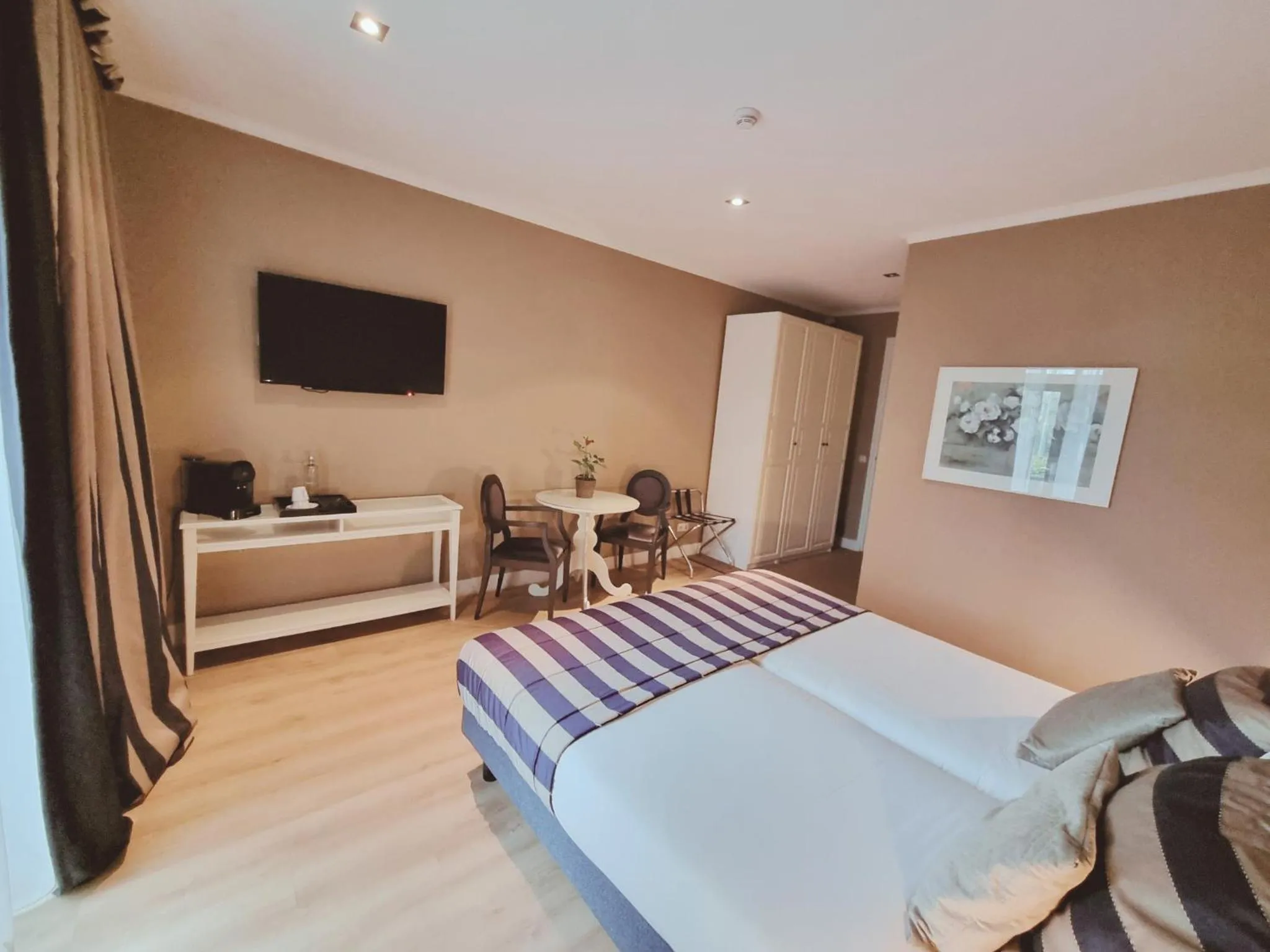 Photo of the whole room, Bed in Saillant Hotel Gulpenerland - Auping Hotel Partner