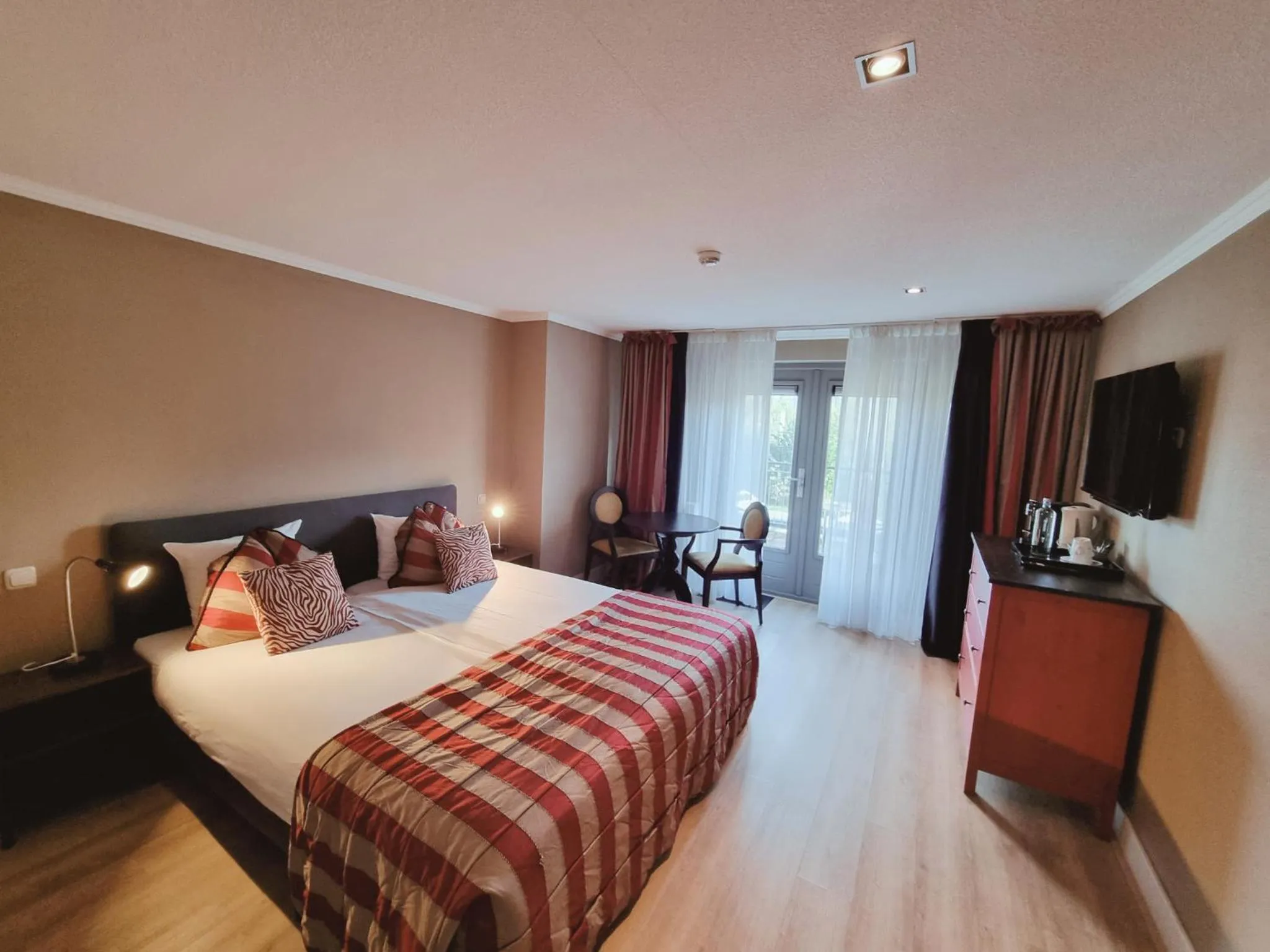 Photo of the whole room, Bed in Saillant Hotel Gulpenerland - Auping Hotel Partner