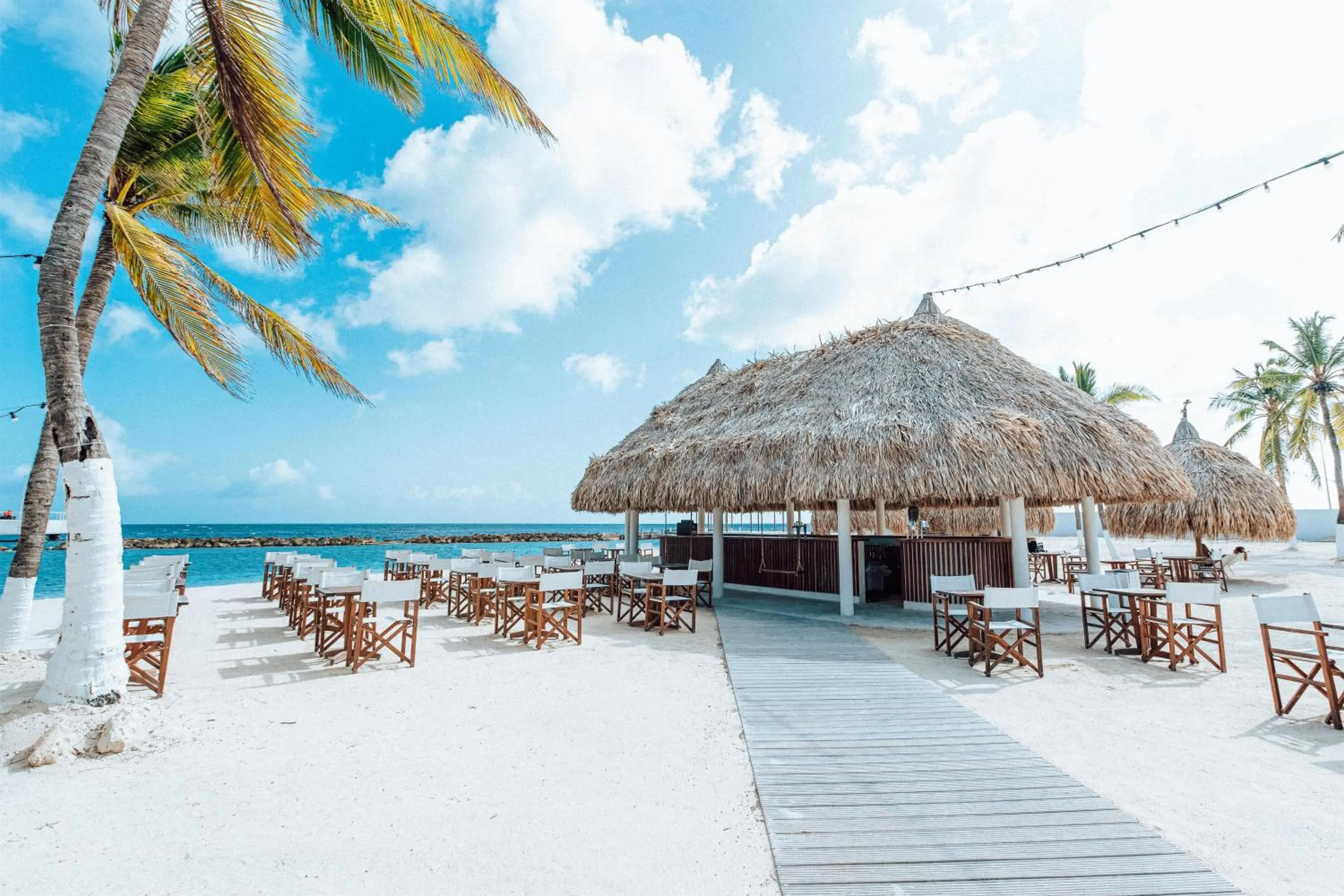 Lounge or bar in The Rif At Mangrove Beach Corendon Curacao All-Inclusive, Curio by Hilton